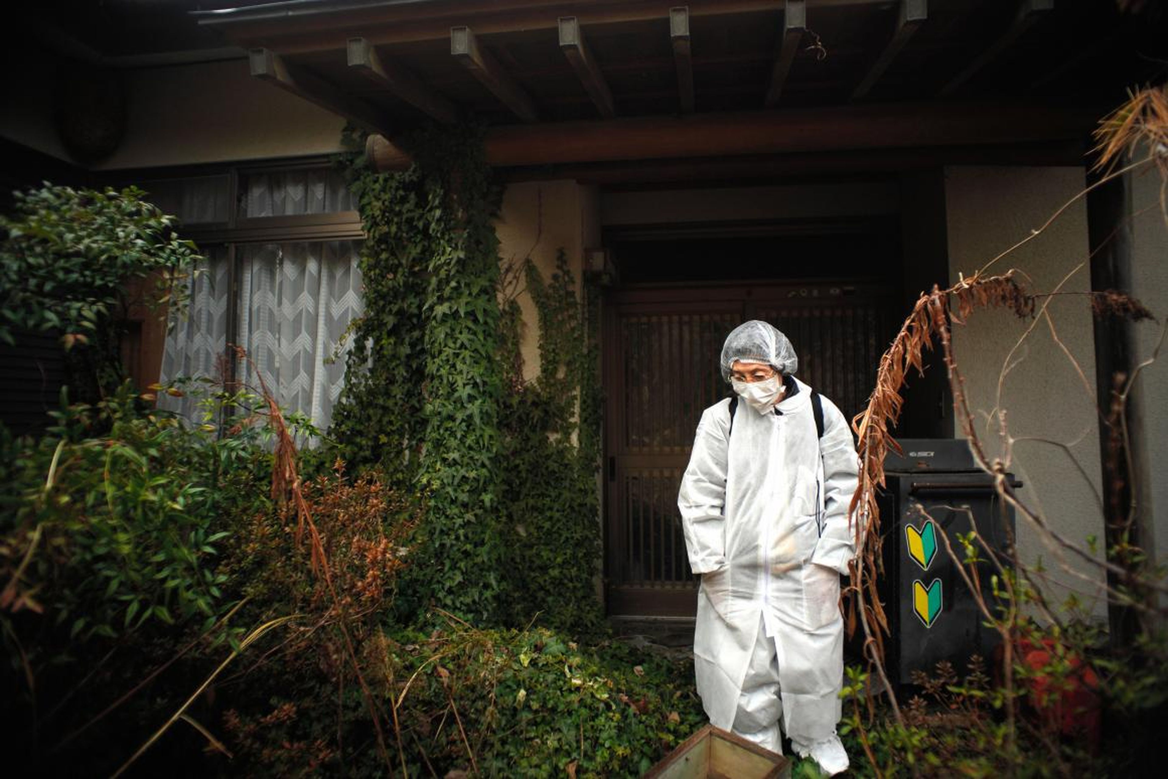 Shizuko Nakano, de 68 años, abandona su hogar en Futaba después de una visita temporal el 11 de marzo de 2019.