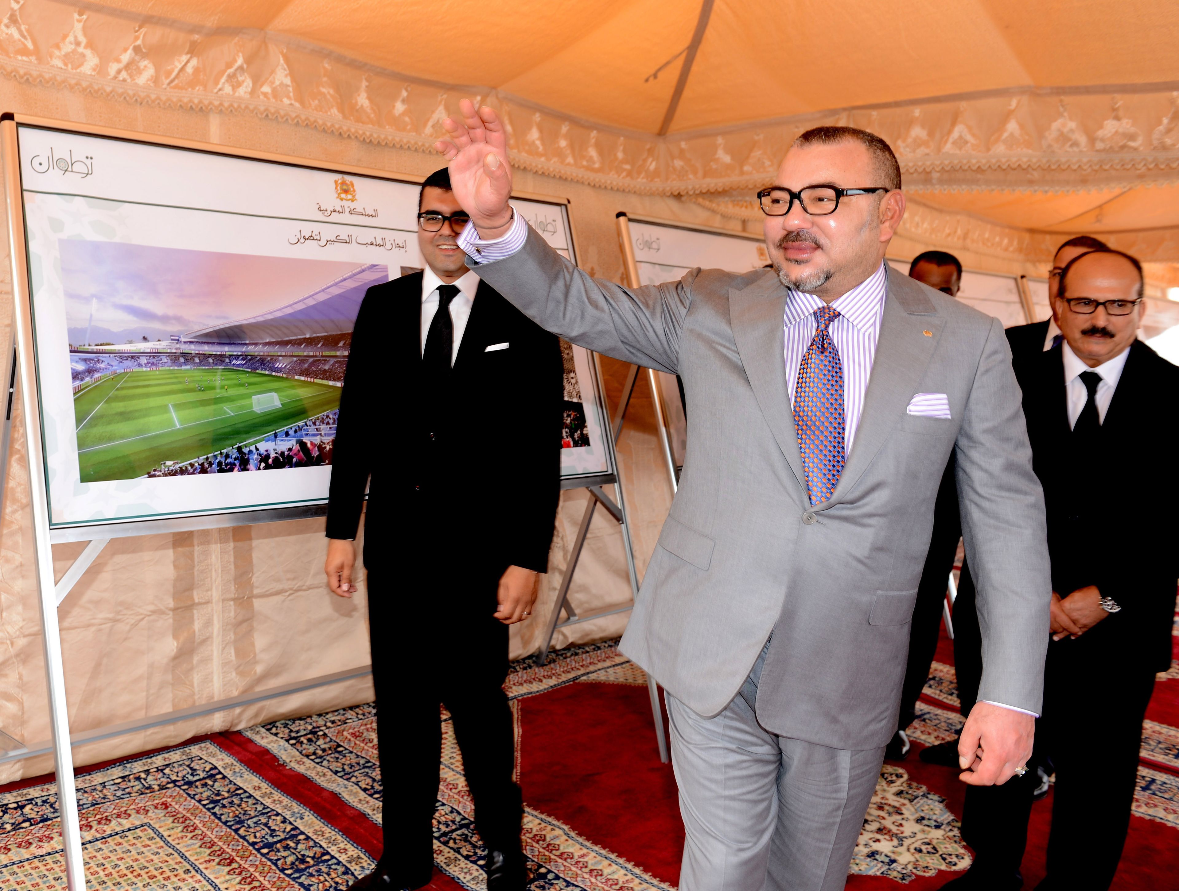 Bakhat (i) aparece detrás del rey Mohamed VI, en el centro, en la presentación del Gran Estadio de Tetuán.