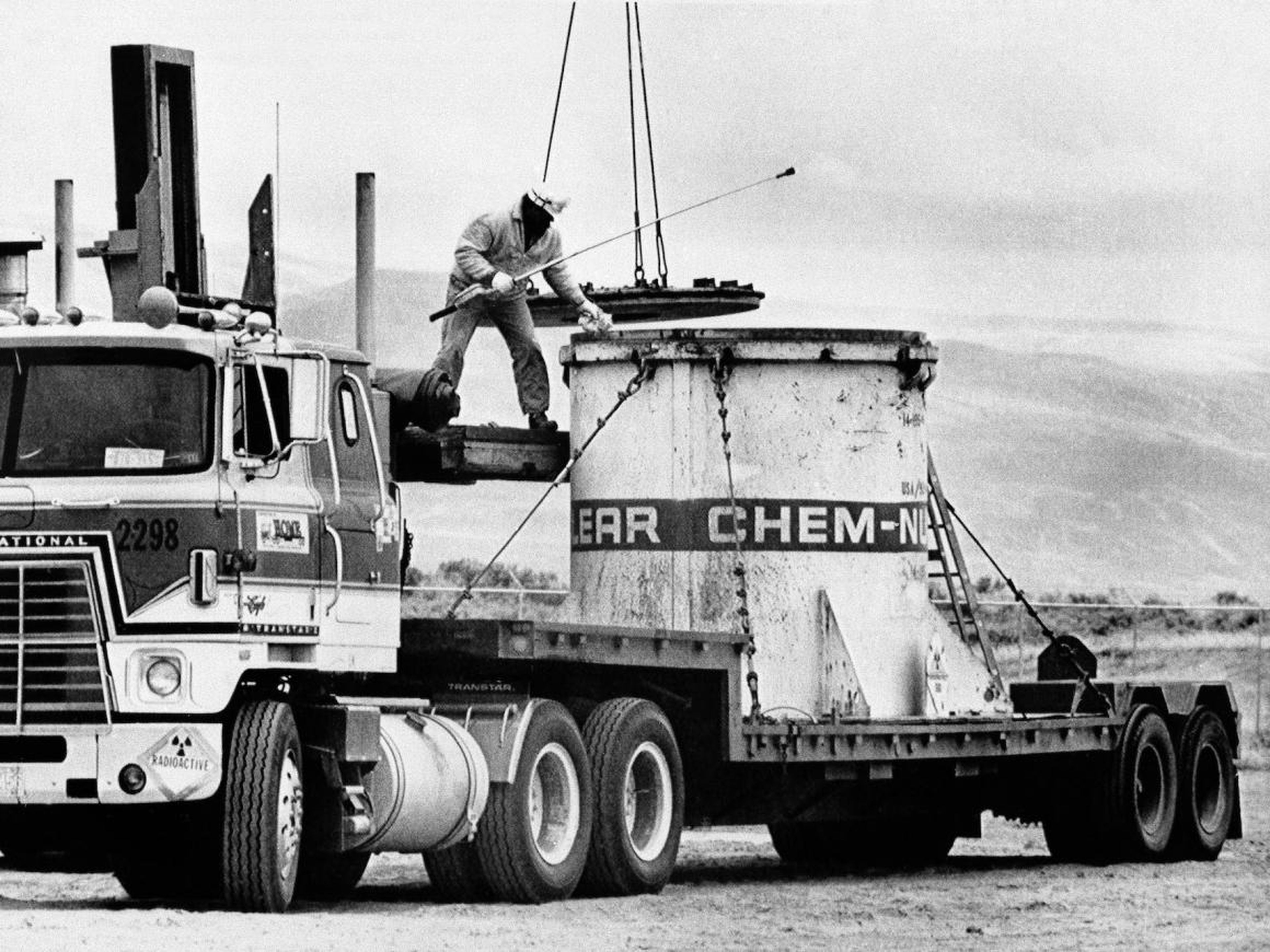 Los trabajadores de la planta de Hanford, Washington, de Nuclear Engineer Co. el 23 de abril de 1979, retiraron la tapa del recipiente que contenía el contenedor sellado de residuos de radioactividad de baja actividad.