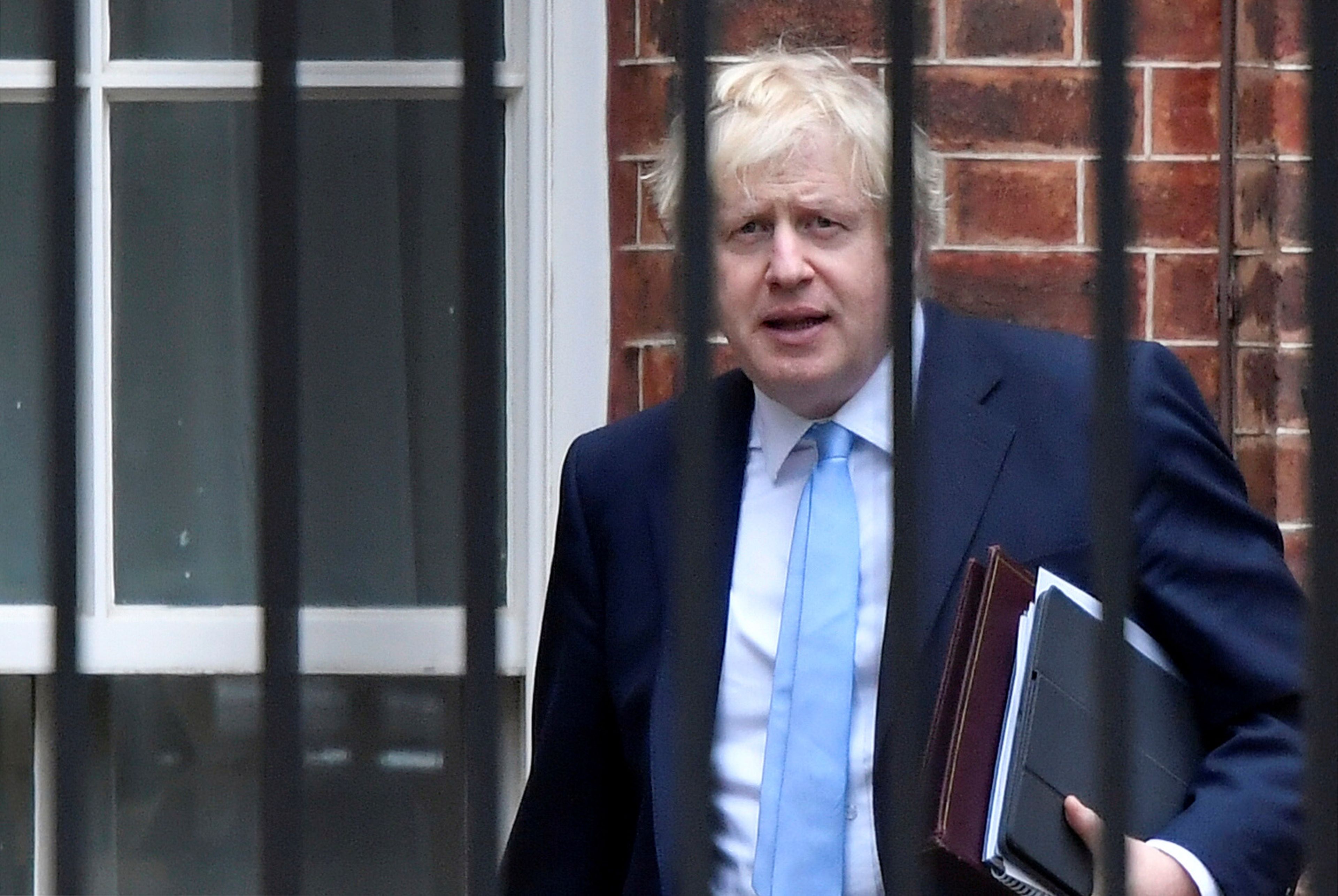 Boris Johnson, primer ministro británico, sale de su residencia en Downing Street.
