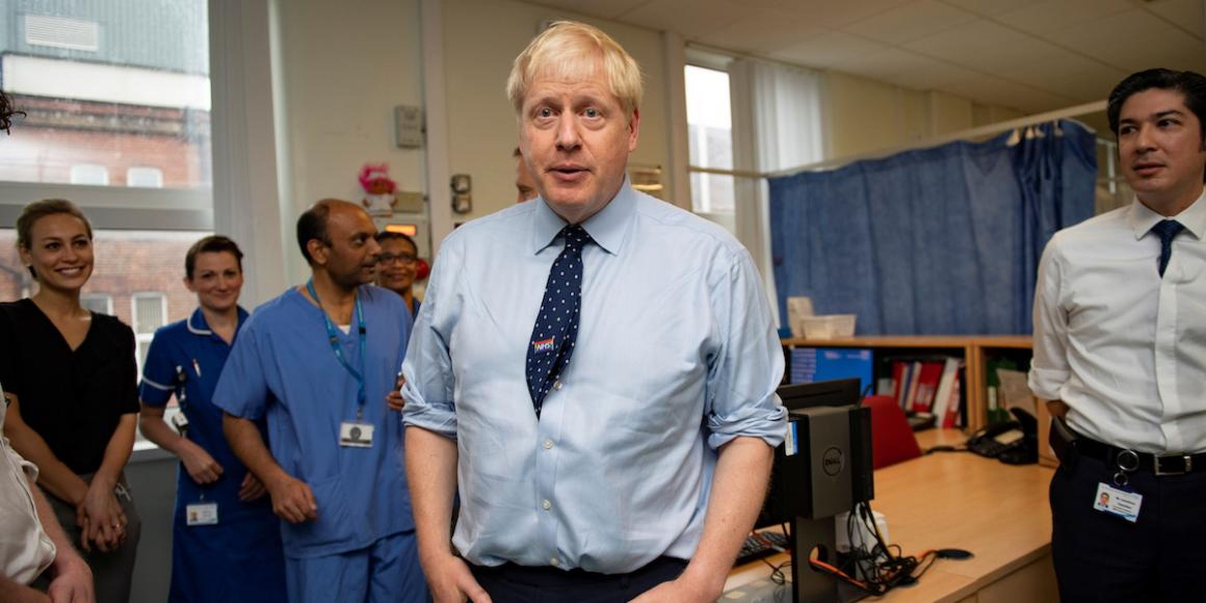 El primer ministro británico Boris Johnson visita el Hospital General de Mánchester Norte antes del inicio de la Conferencia Conservadora en Mánchester ,