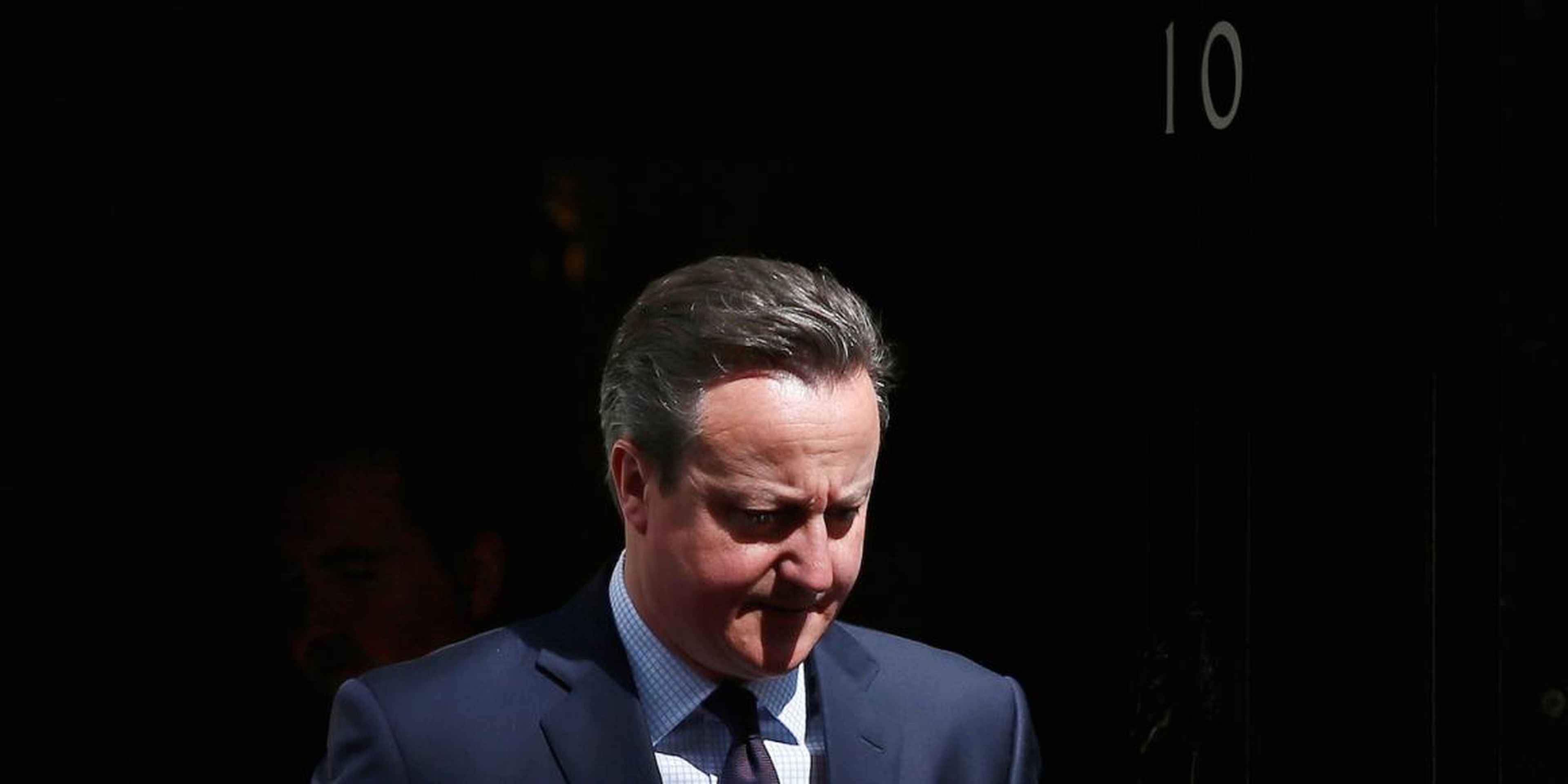 El exprimer ministro David Cameron, esperando la llegada del entonces presidente de Indonesia, Joko Widodo, al número 10 de Downing Street, en Londres, en abril de 2016.