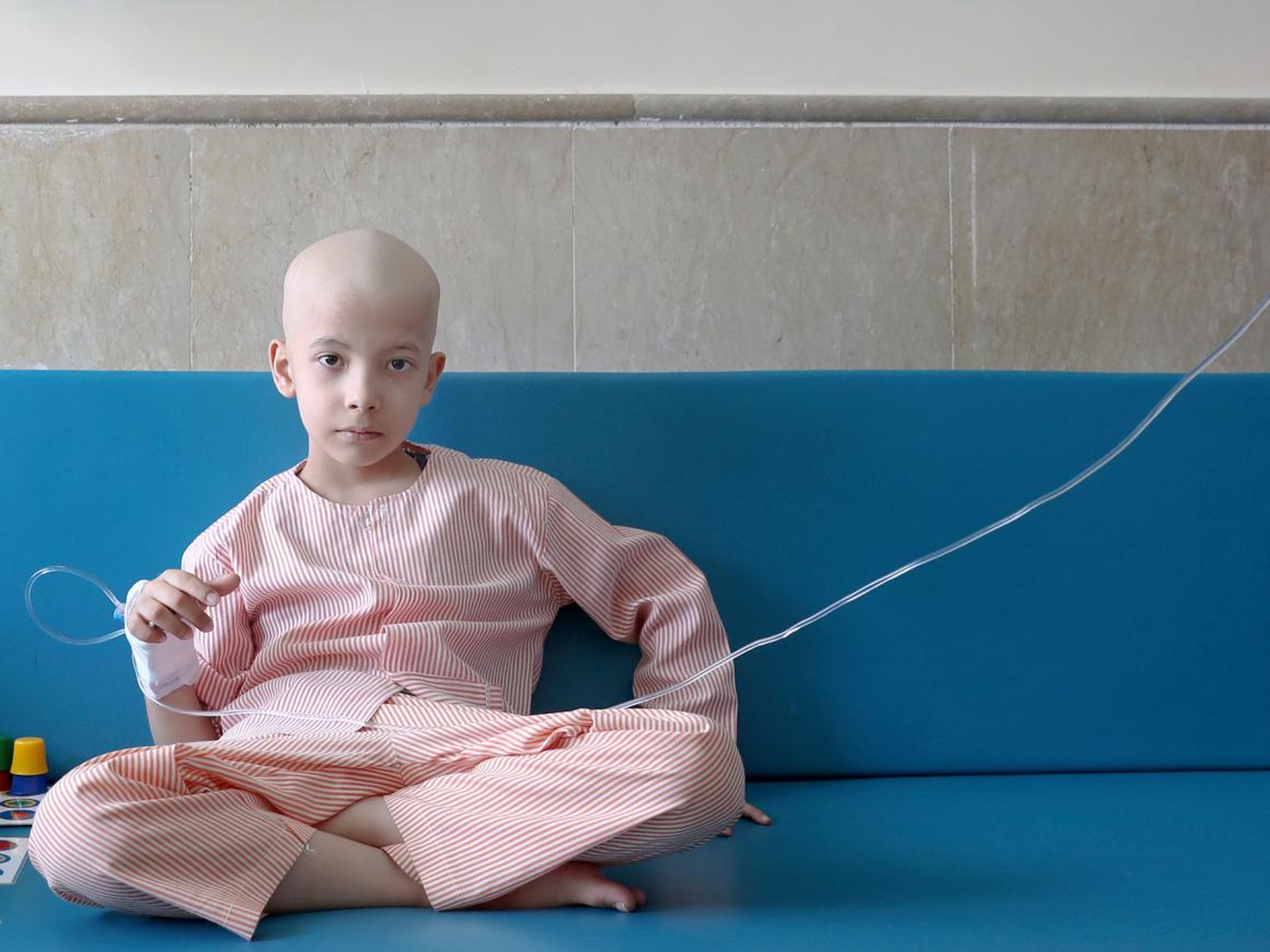 Taha Shakouri, un niño de 8 años que padece cáncer de hígado, en su habitación en el Hospital de Niños Mahak en Teherán, Irán, el 19 de junio de 2019.