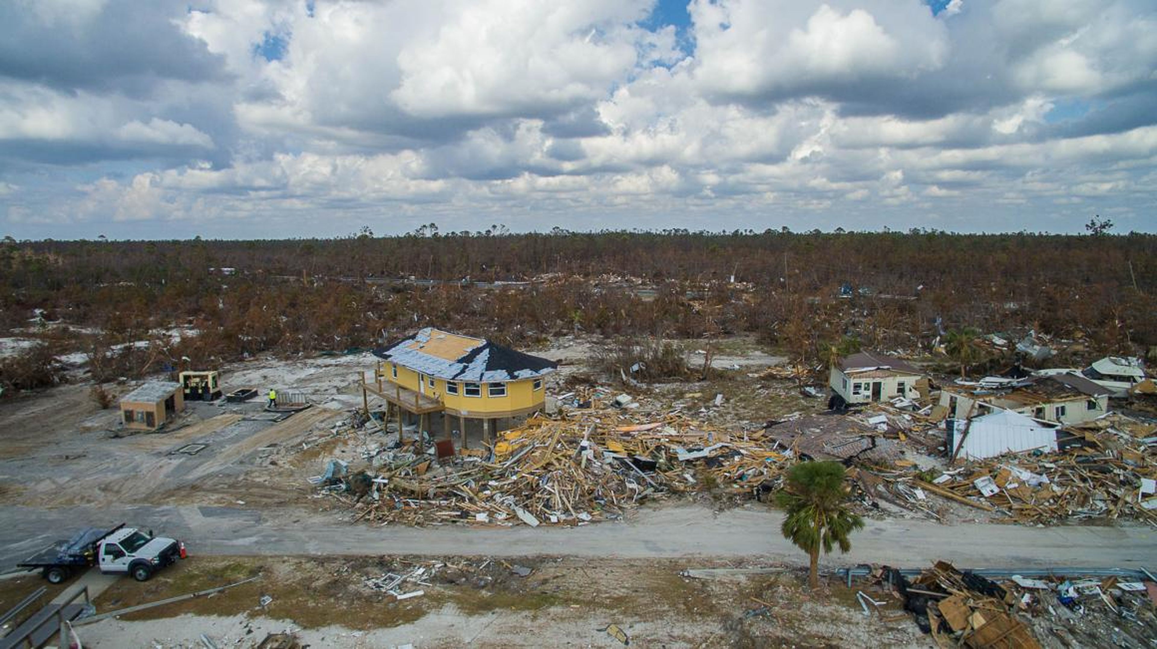 Una casa de Deltec sigue en pie después del huracán Michael en Mexico Beach, Florida.