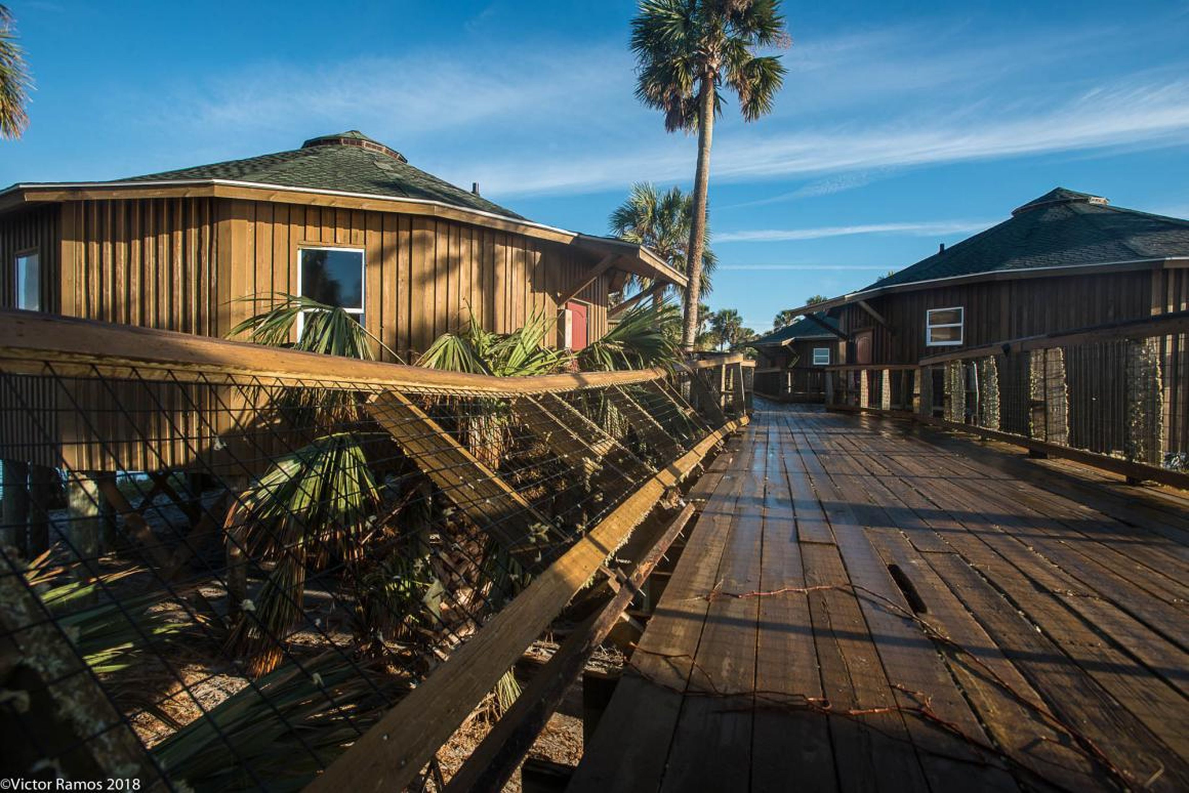 Un centro turístico de casas de Deltec en Black's Island, Florida, después del huracán Michael.