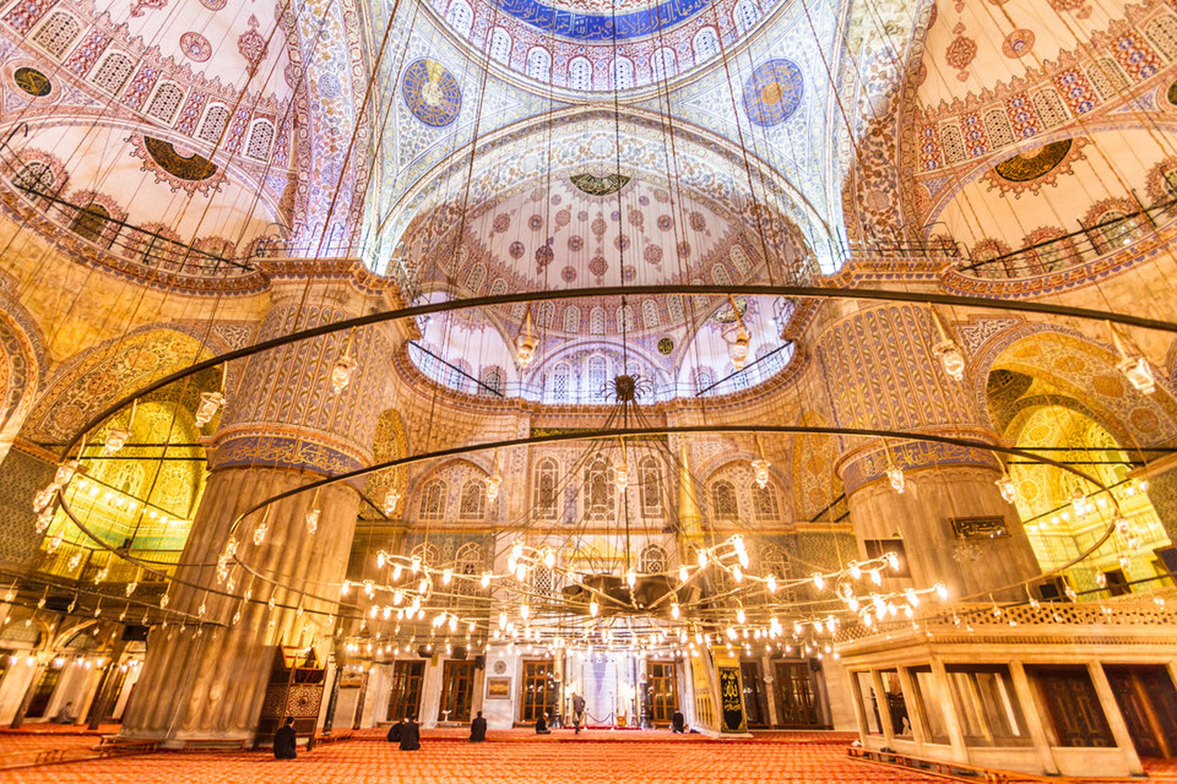 Se la conoce como la Mezquita Azul por el decorado interior