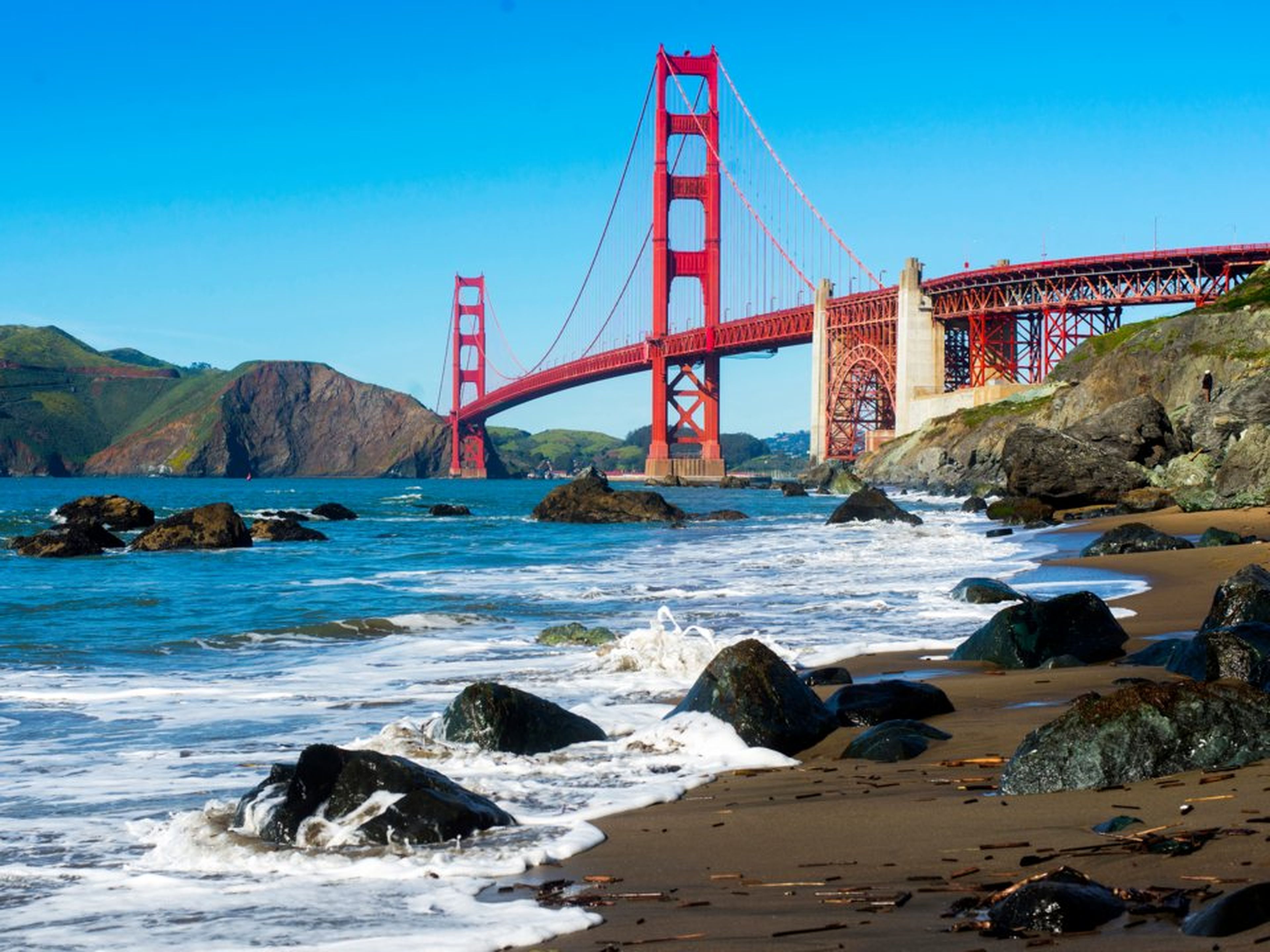 En la costa oeste de Estados Unidos se encuentra el puente Golden Gate, que se inauguró en 1937 y que se extiende a lo largo de 2,7 kilómetros.