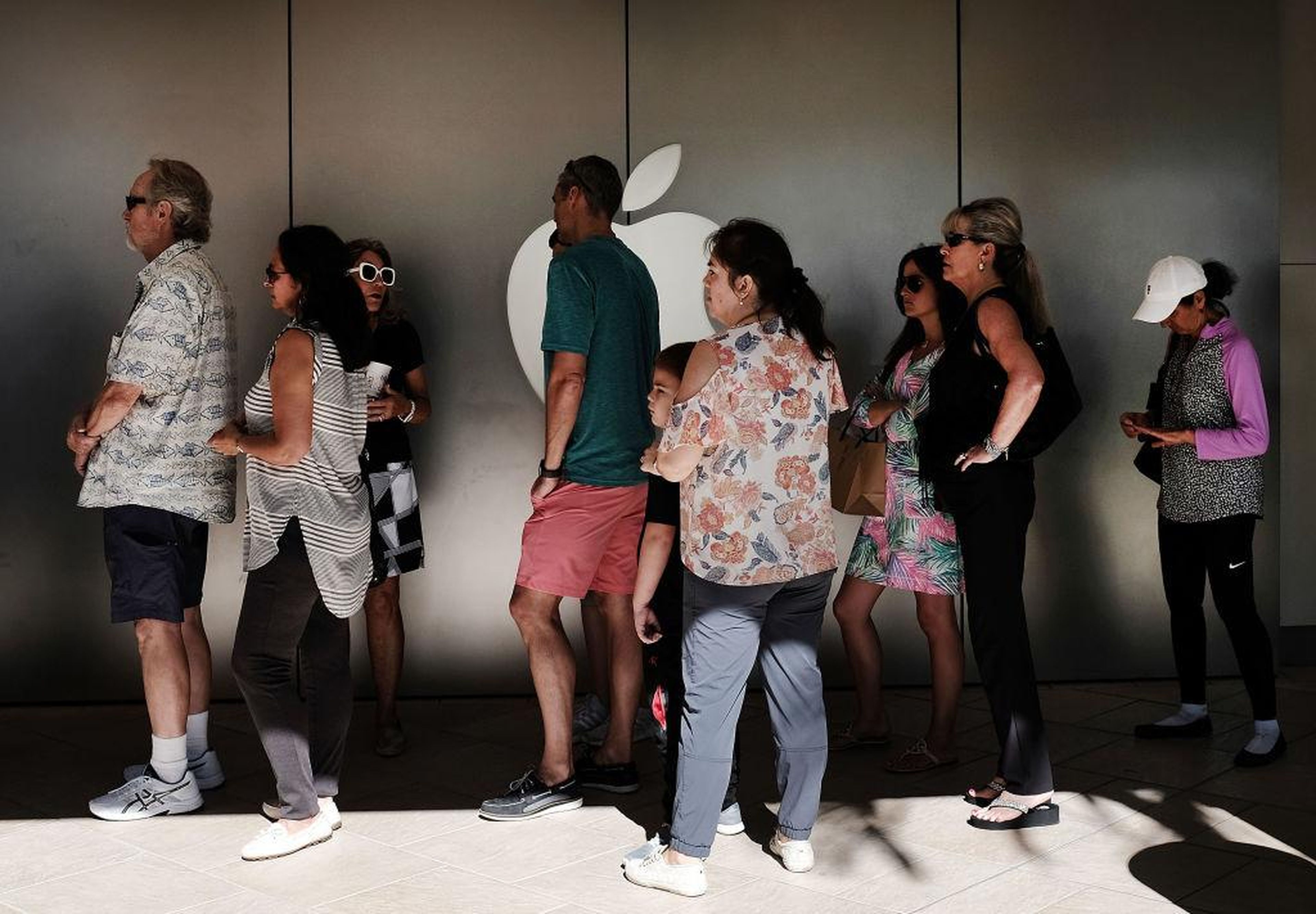 Clientes haciendo cola en un Apple store.