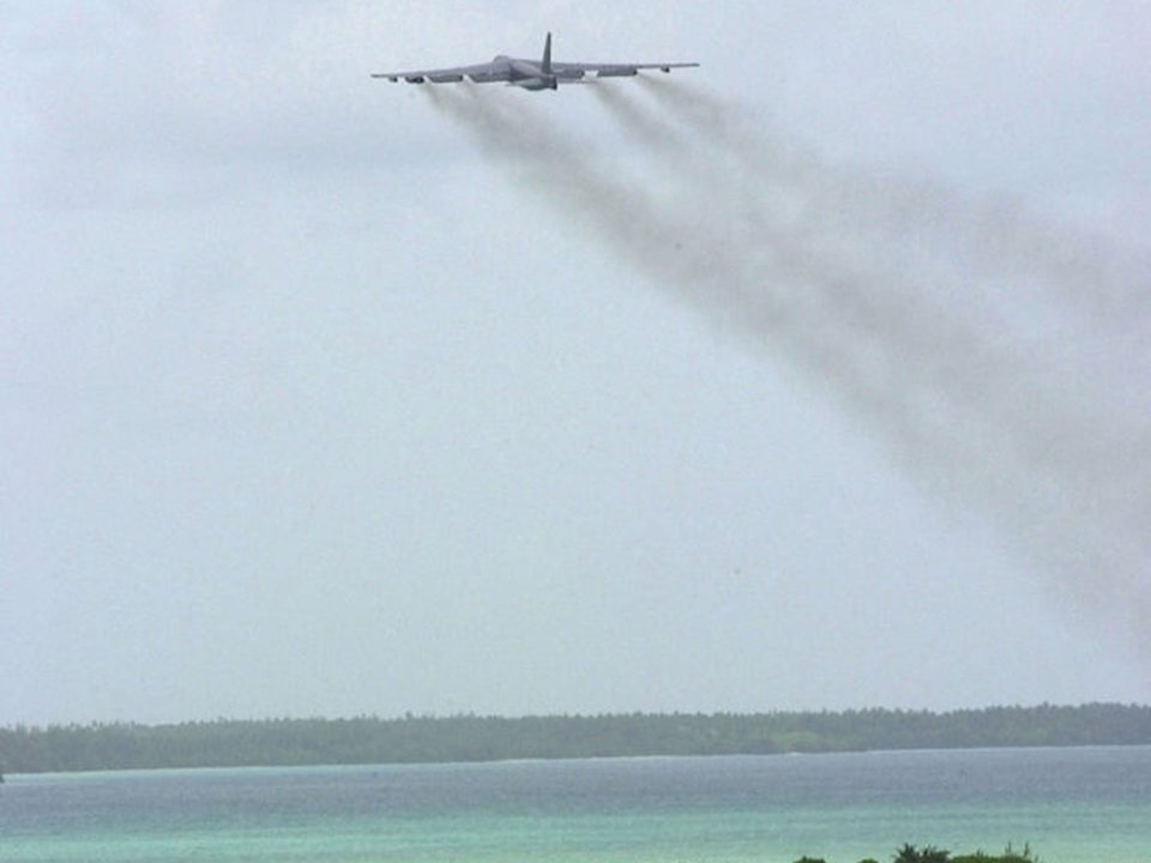Un bombardero de la Fuerza Aérea B-52 despegando para una misión de combate el 22 de octubre de 2001.