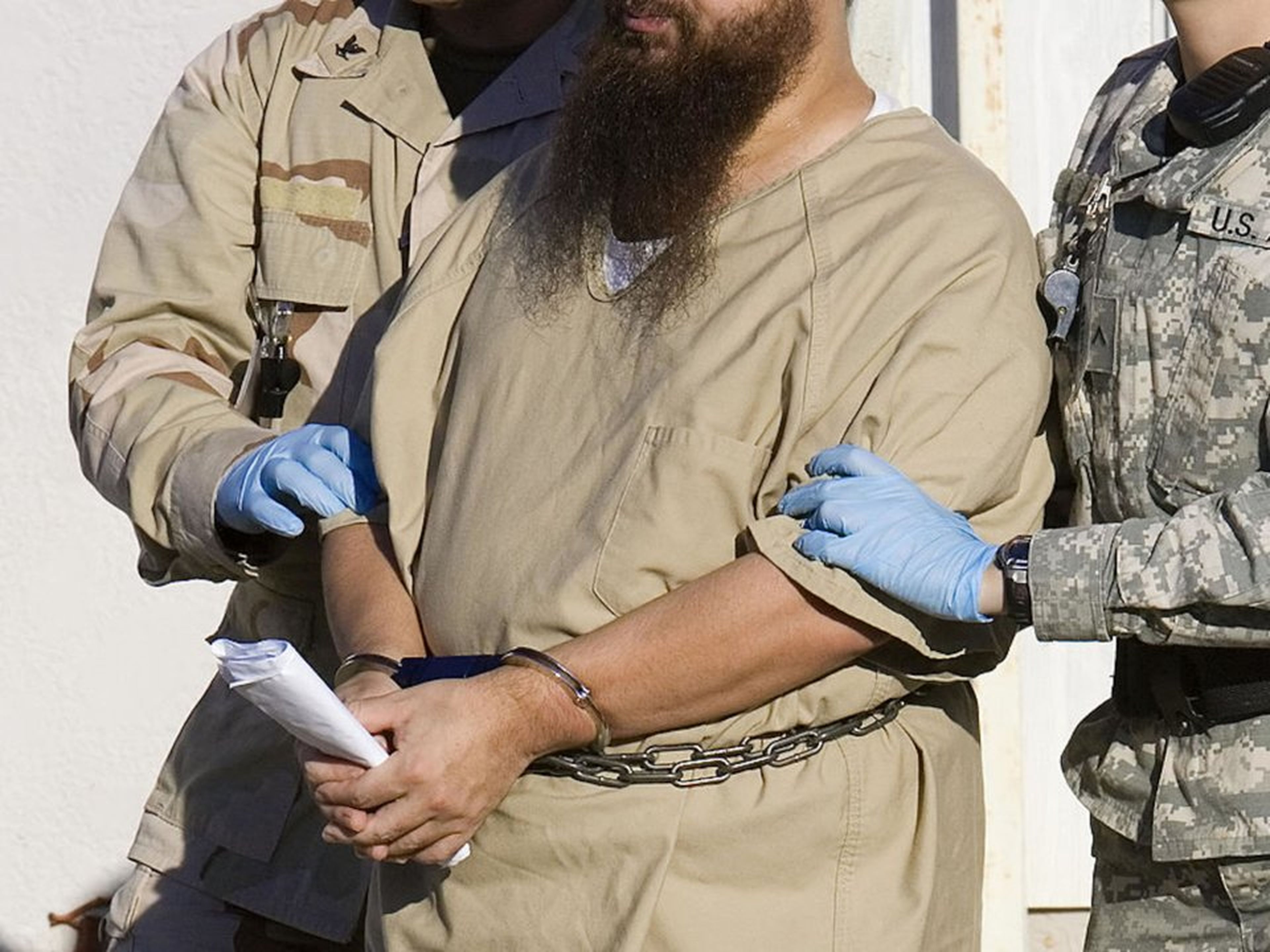 Un detenido escoltado por guardias militares en la Bahía de Guantánamo en Cuba en 2006.
