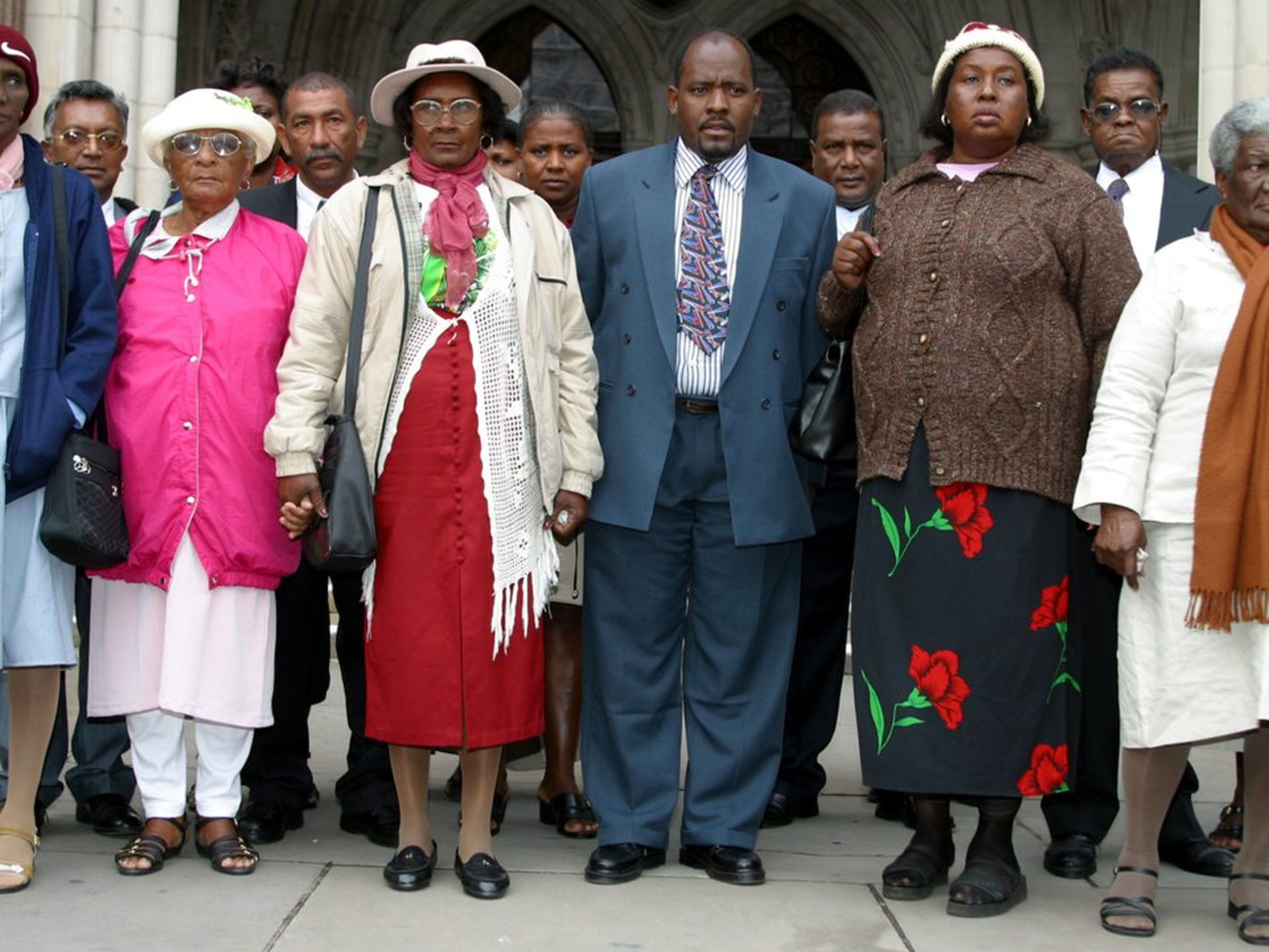 Un grupo de refugiados de la isla de Chagos, en el Océano Índico, frente al Tribunal Superior de Londres el 31 de octubre de 2002.
