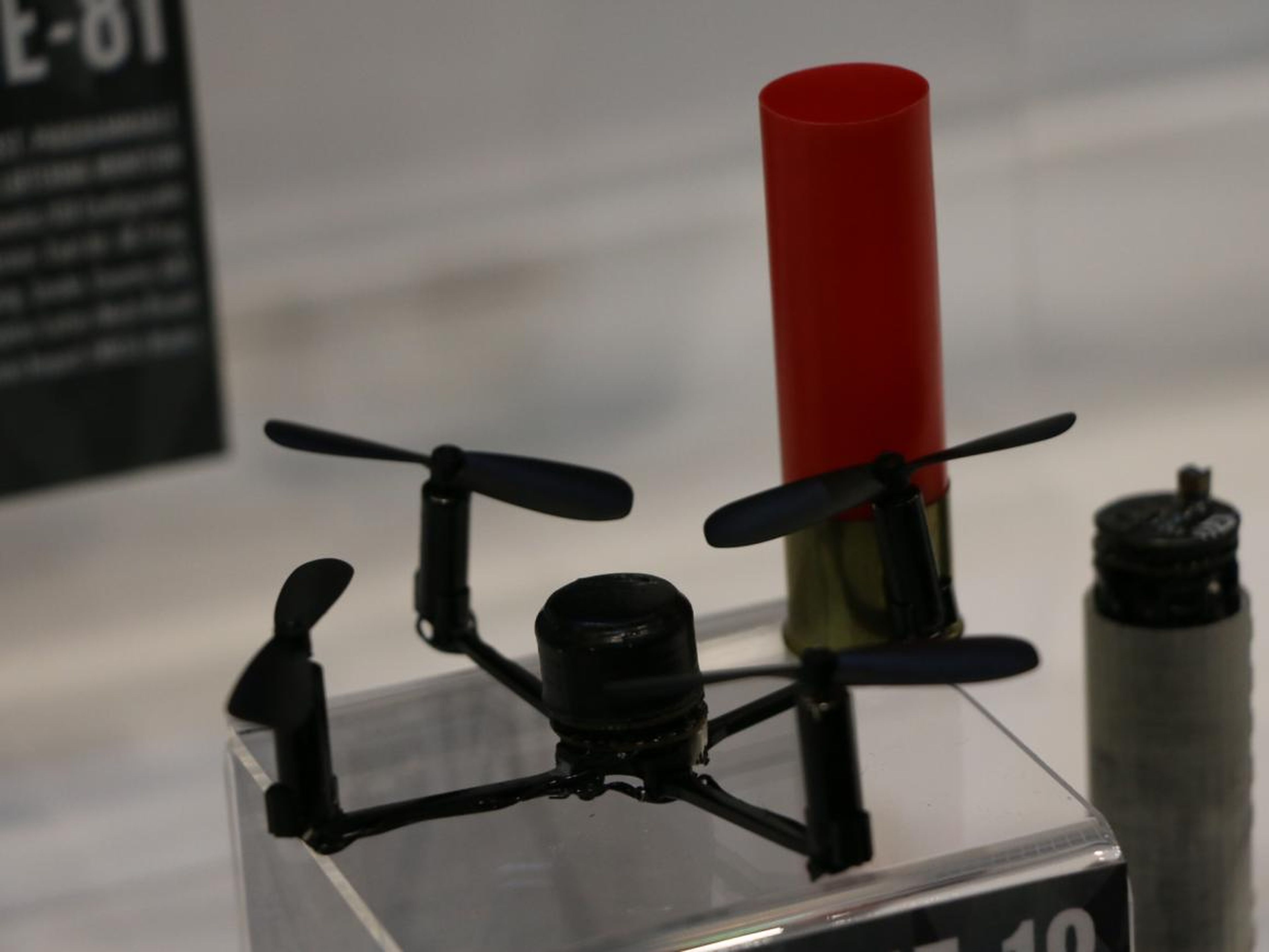 Este pequeño dron se guarda y se carga dentro de un cartucho de escopeta y se dispara al aire para ganar altura rápidamente.