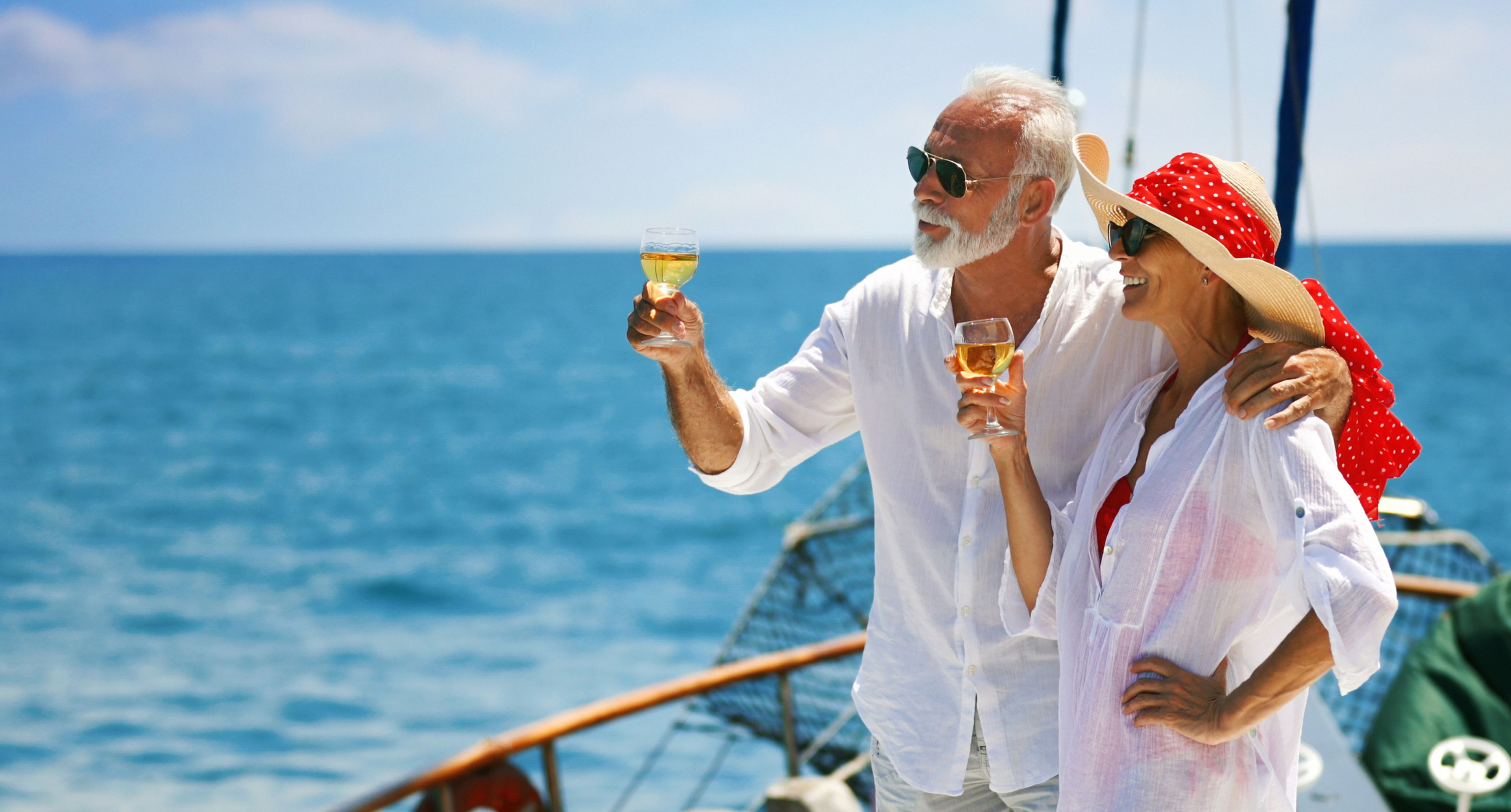 Dos jubilados celebran su retiro brindando a bordo de un velero