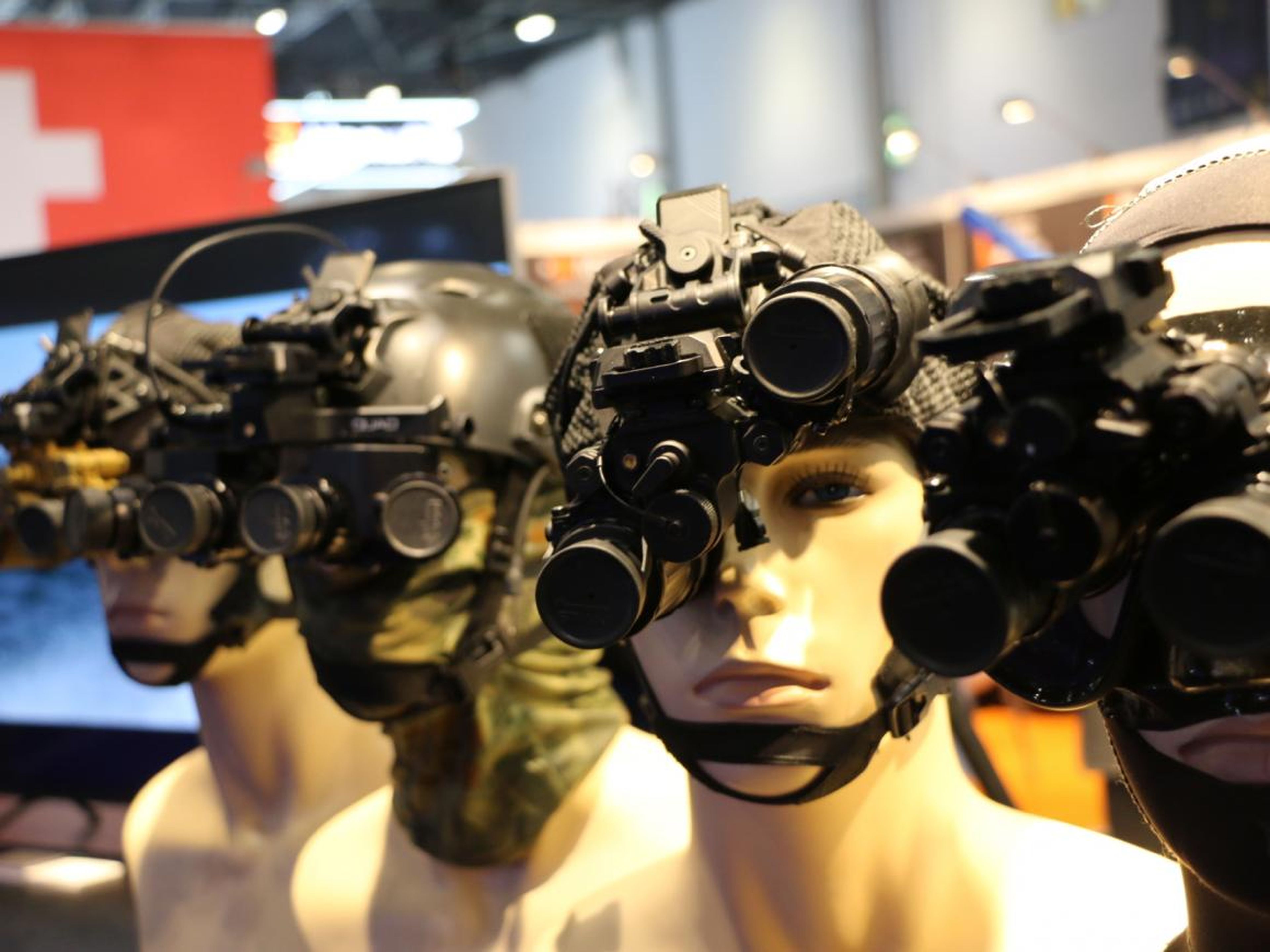 Una fila de maniquíes con gafas de visión nocturna fabricadas por ZeroDark.