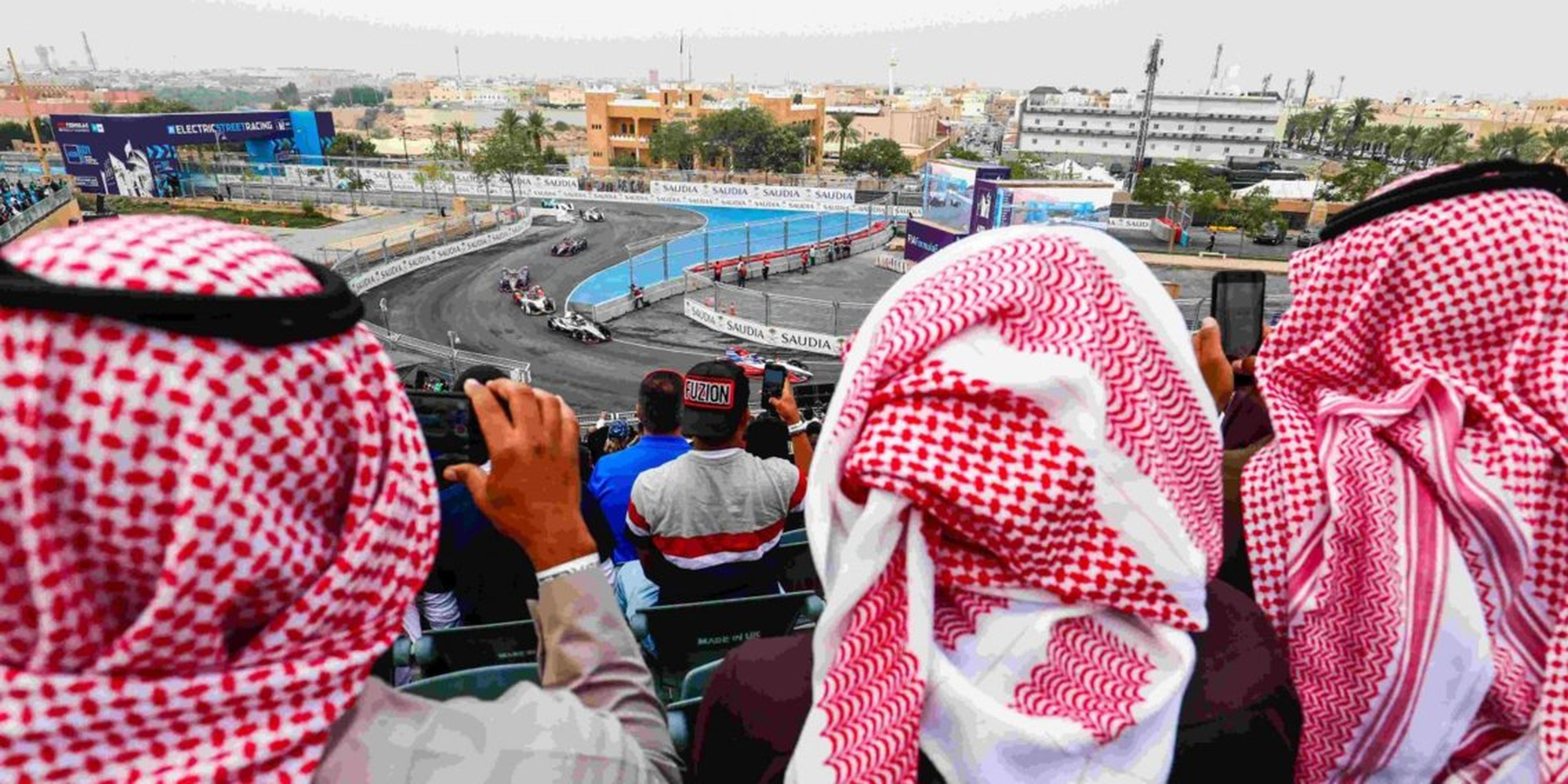 Espectadores en el Gran Premio de Fórmula E en Diriyah, Arabia Saudí.