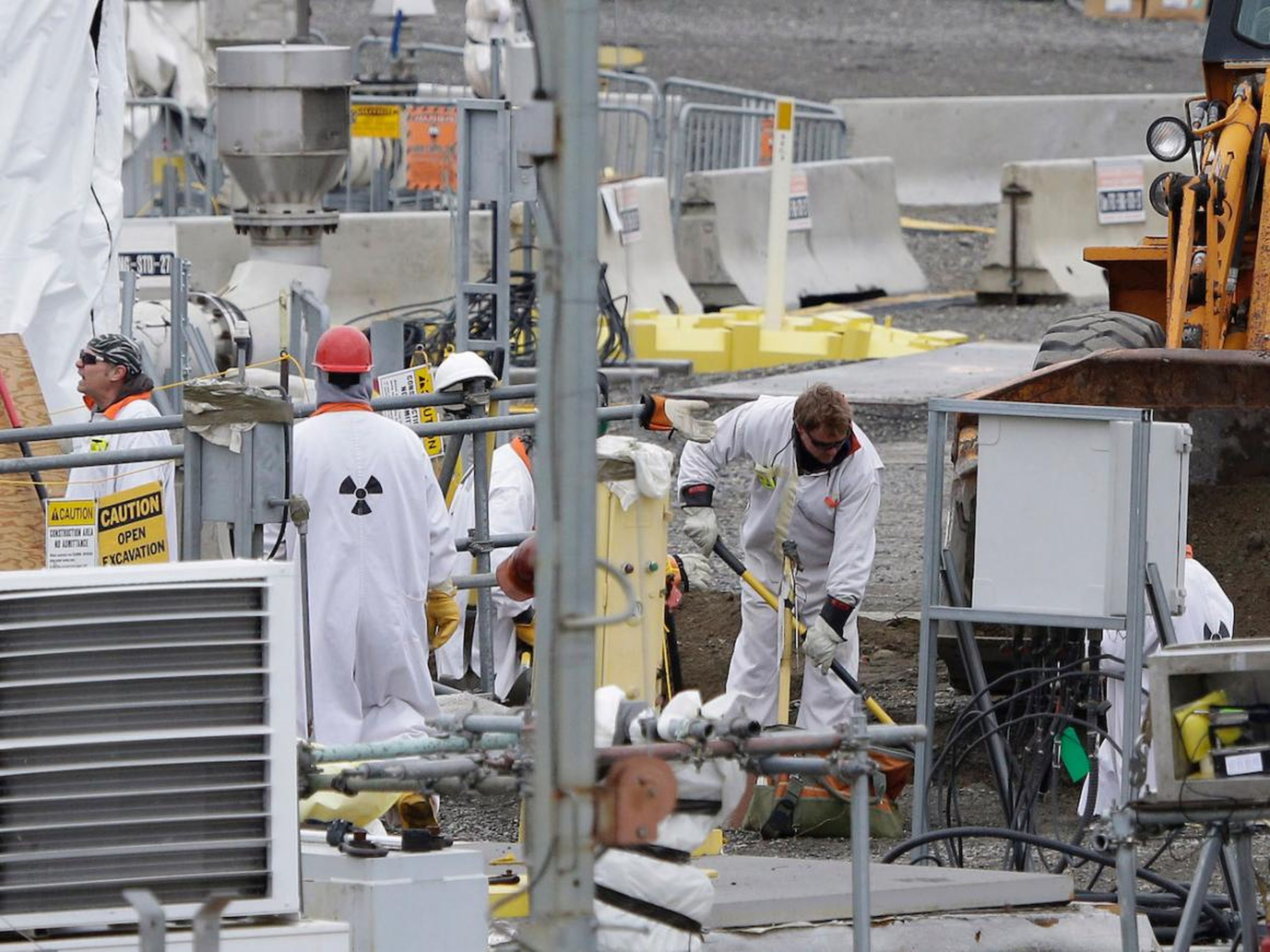 Trabajadores trabajan en la Granja Tanque'C' en la Reserva Nuclear de Hanford.