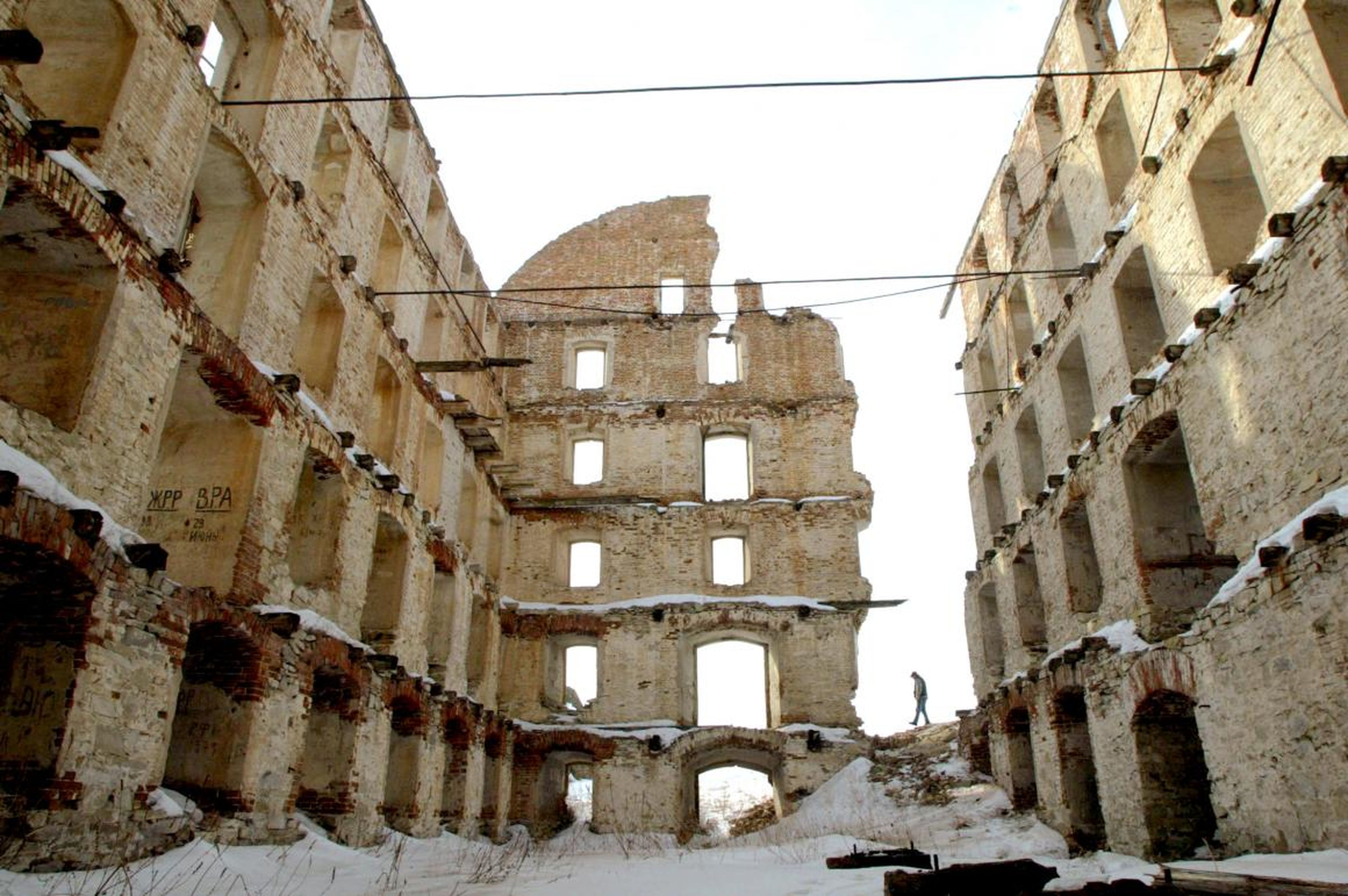 Una fábrica de pegamento abandonada en Muslyumovo el 17 de marzo de 2003.