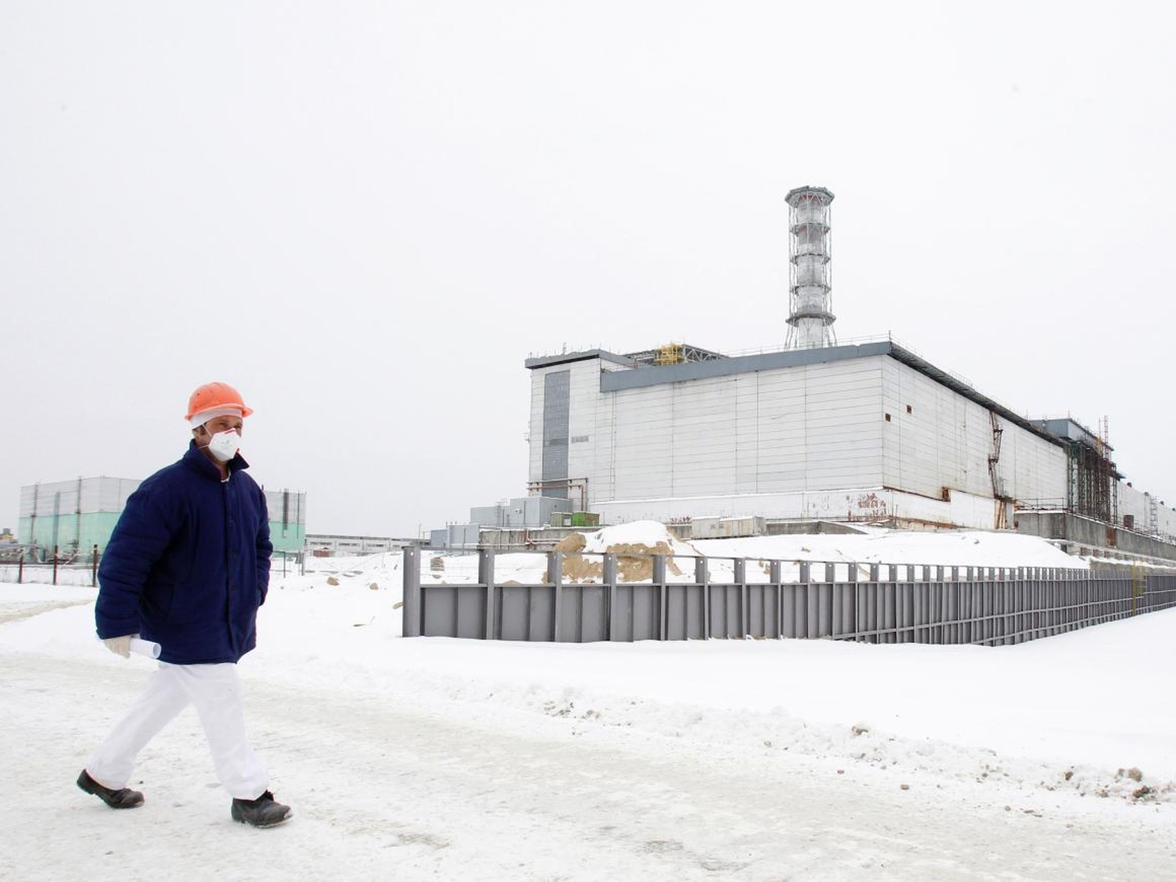Un turista camina frente al cuarto reactor dañado en la central nuclear de Chernobyl el 24 de febrero de 2011.