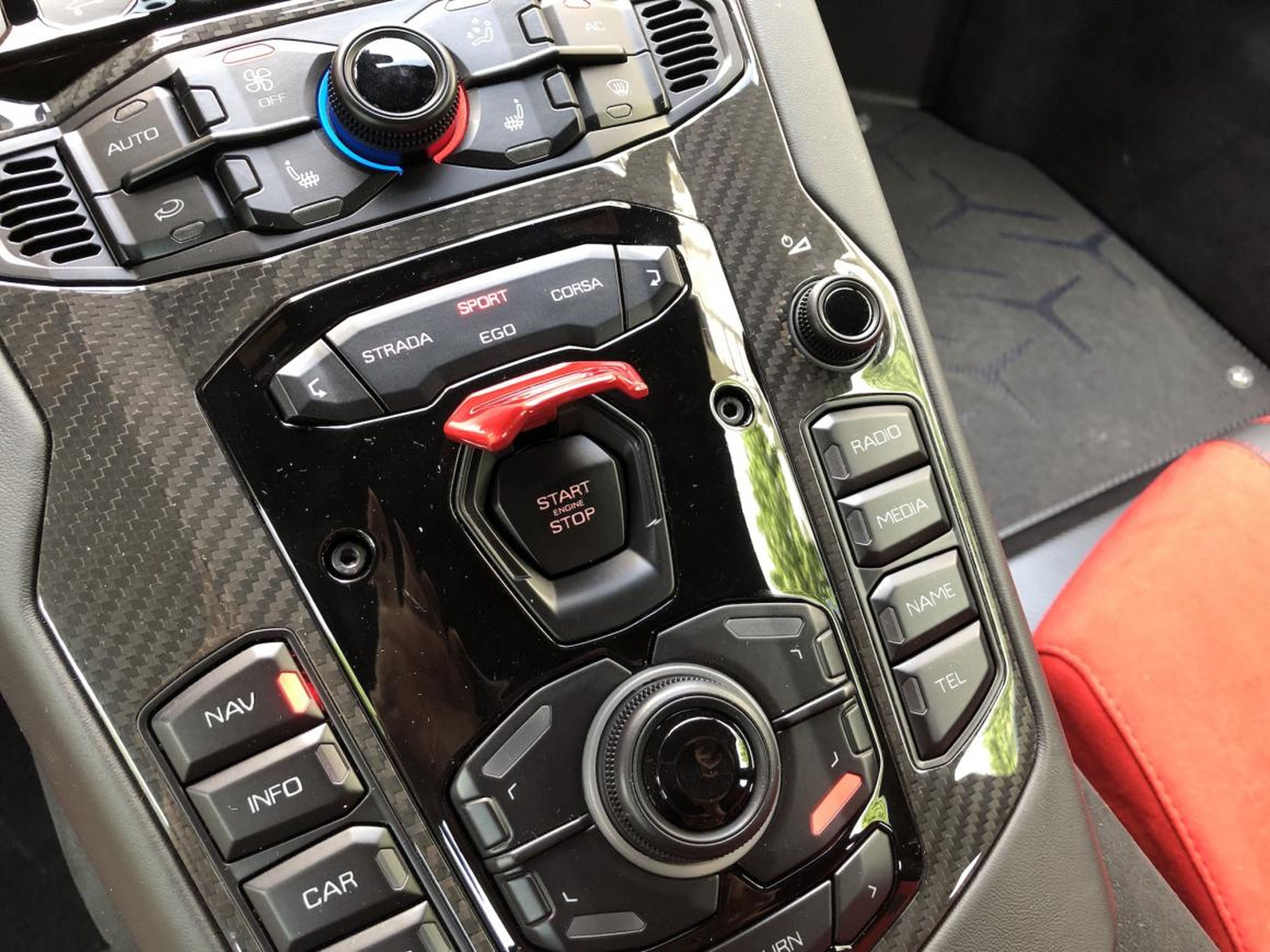 ¡Súbelo y enciéndelo! El sonido de un Lambo es uno de los grandes placeres auditivos que encontrarás. Los botones del Aventador ofrecen los modos Strada (carretera), Sport, Corsa (pista) y un modo individual "Ego".