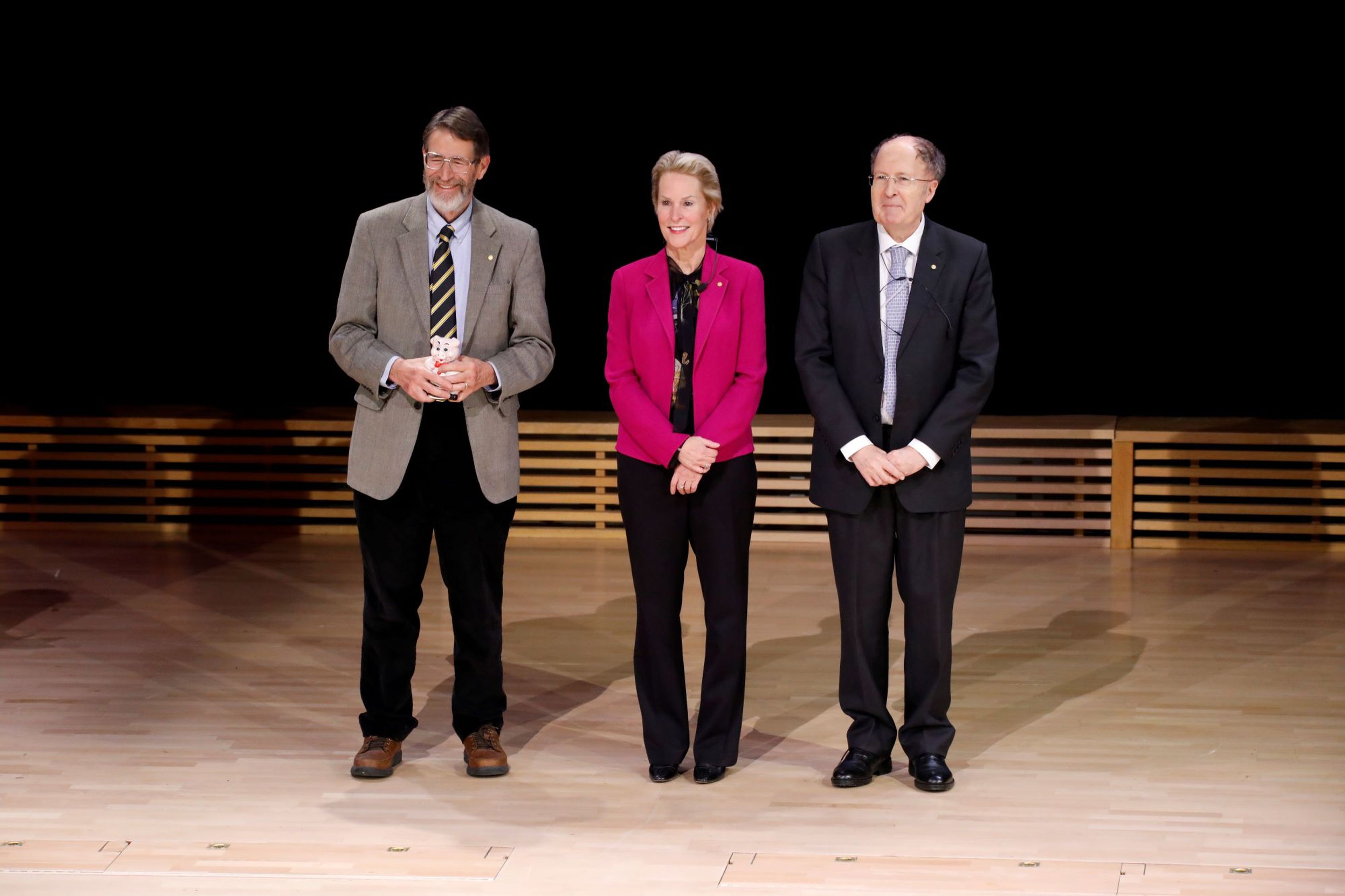 George P. Smith, Frances H. Arnold y Gregory P. Winter, ganadores del Premio Nobel de Química en 2018.