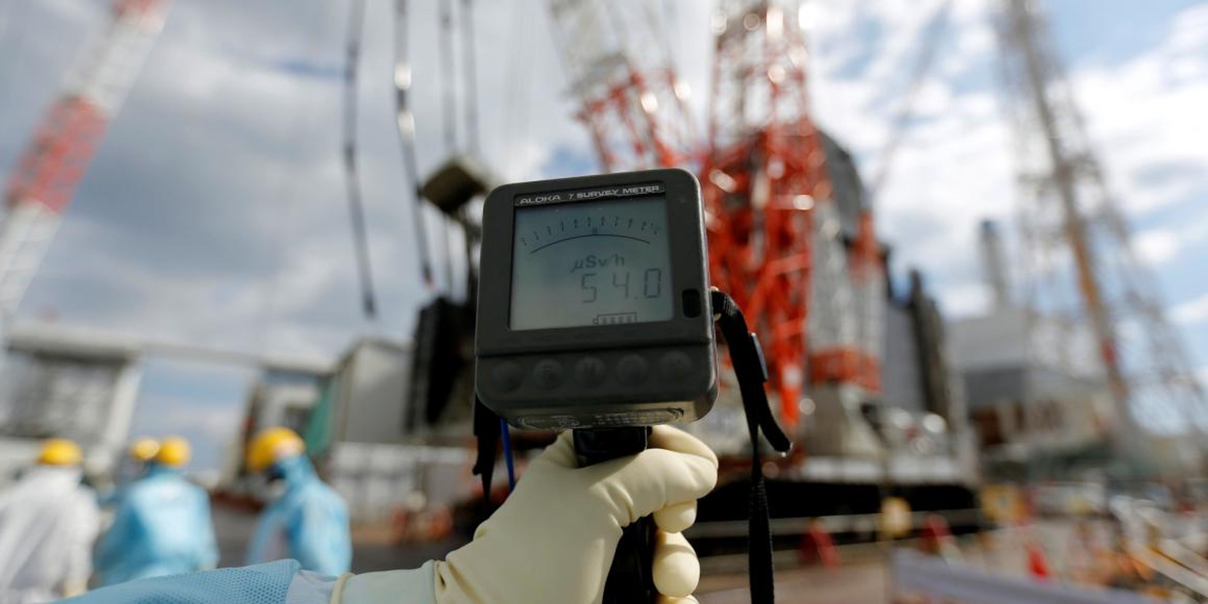 Un contador geiger mide un nivel de radiación de 54,0 microsievert por hora cerca de los edificios de los reactores No.2 y No.3 de la central nuclear de Fukushima.