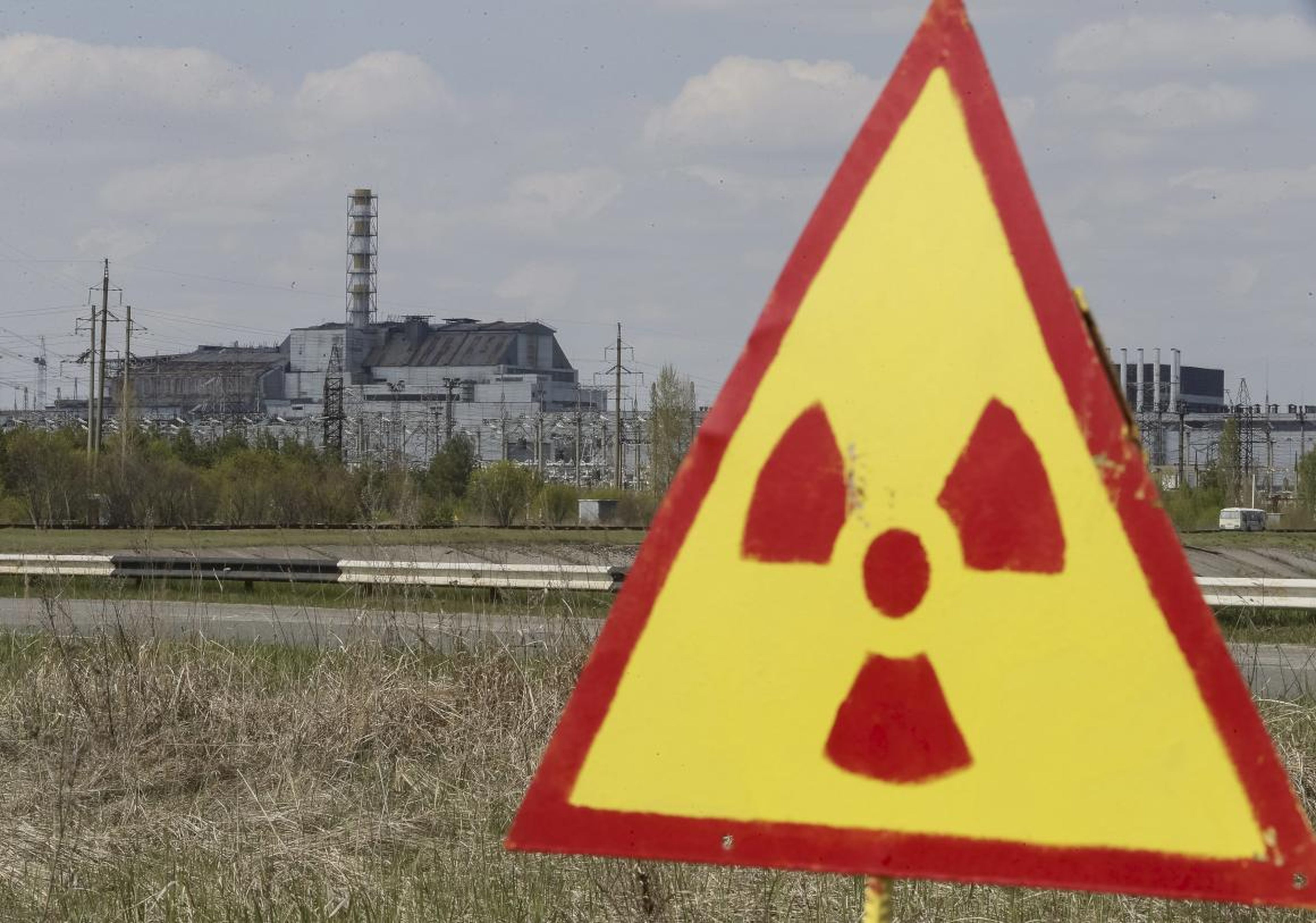 Una vista general del sarcófago que cubre el cuarto reactor dañado en la central nuclear de Chernobyl, Ucrania, el 1 de mayo de 2015.