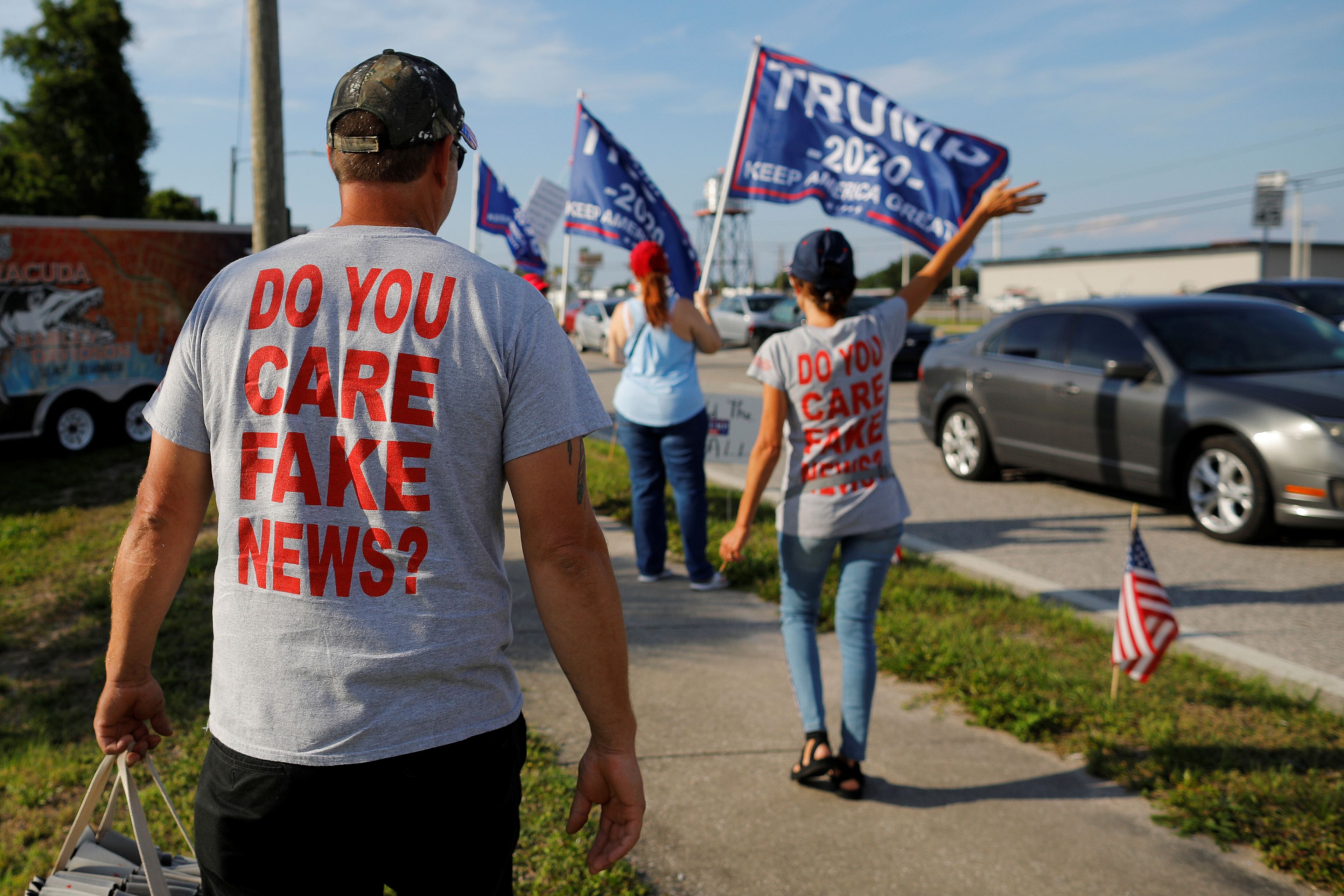 Un grupo de seguidores de Donald Trump con camisetas alusivas a las fake news