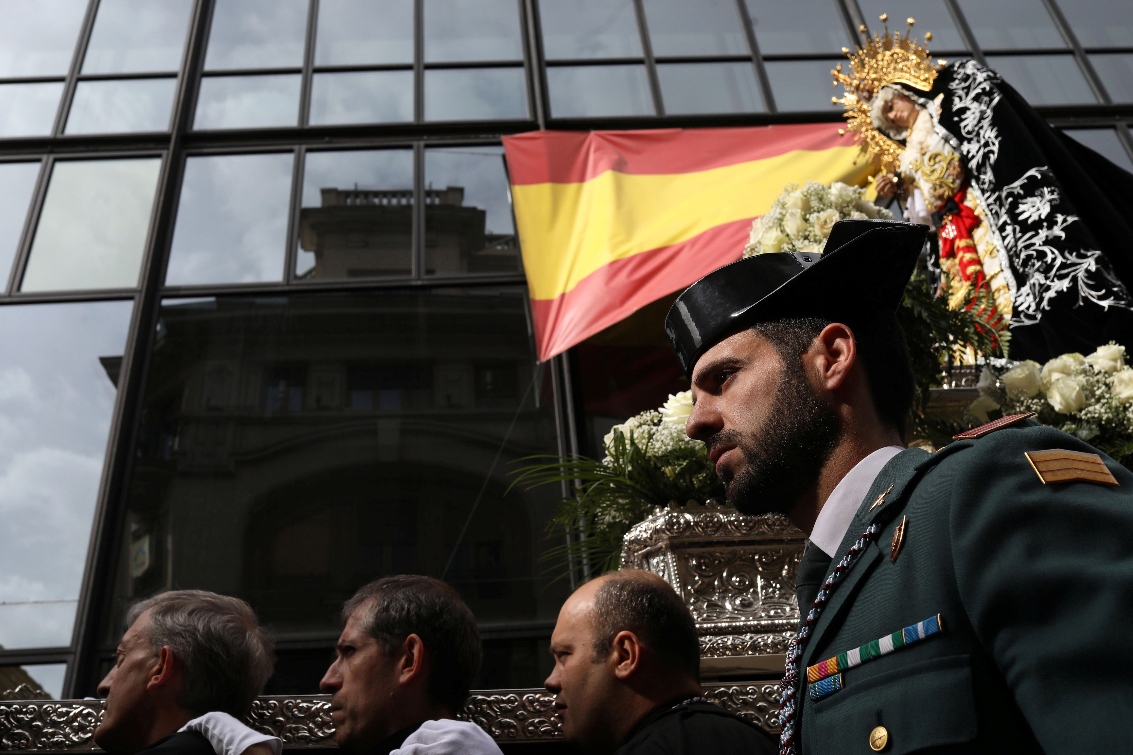 Guardias civiles desfilan durante la Semana Santa en Madrid.