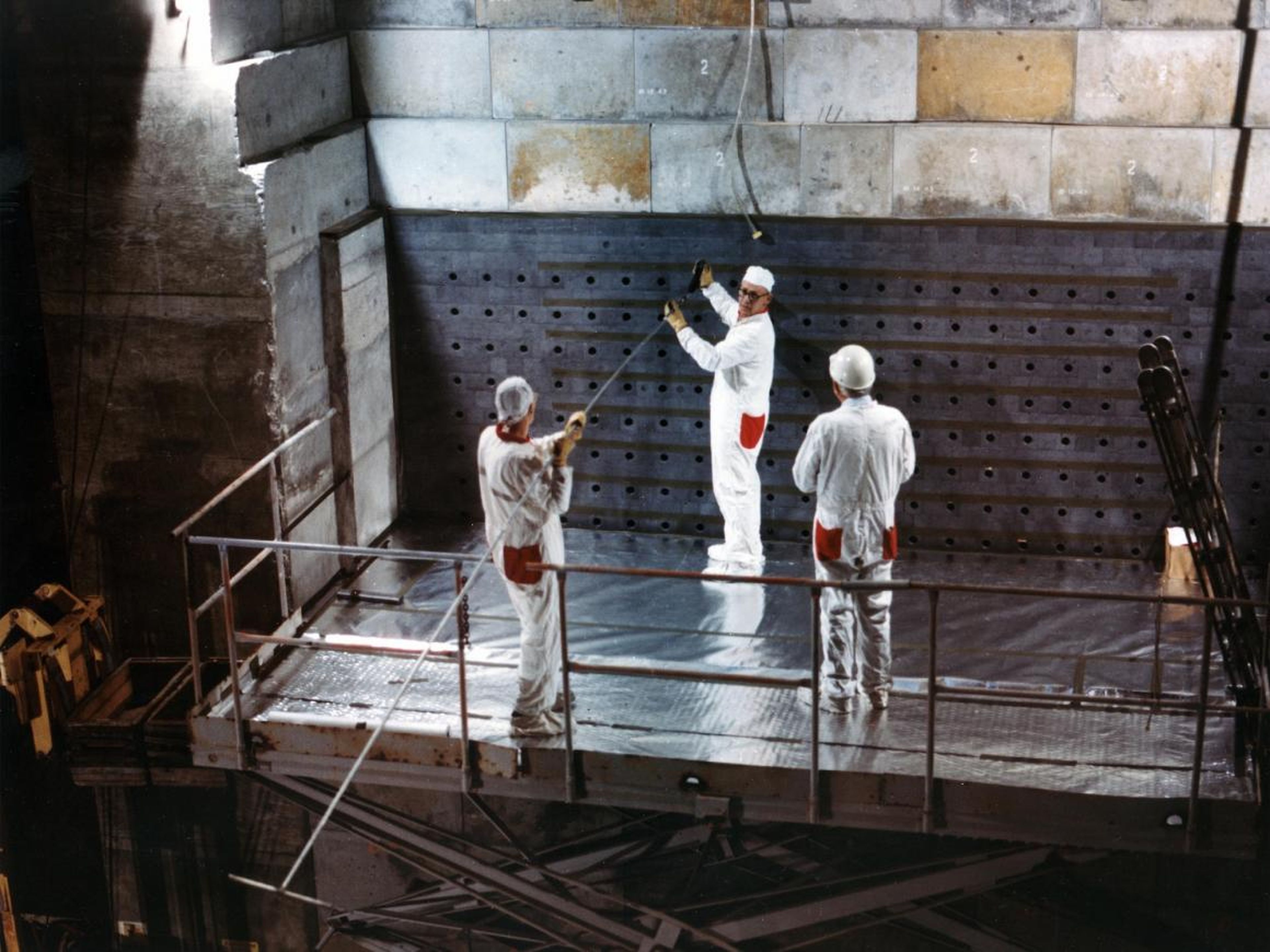 En 1972, los trabajadores sacan el combustible del núcleo del reactor de pruebas Hanford.