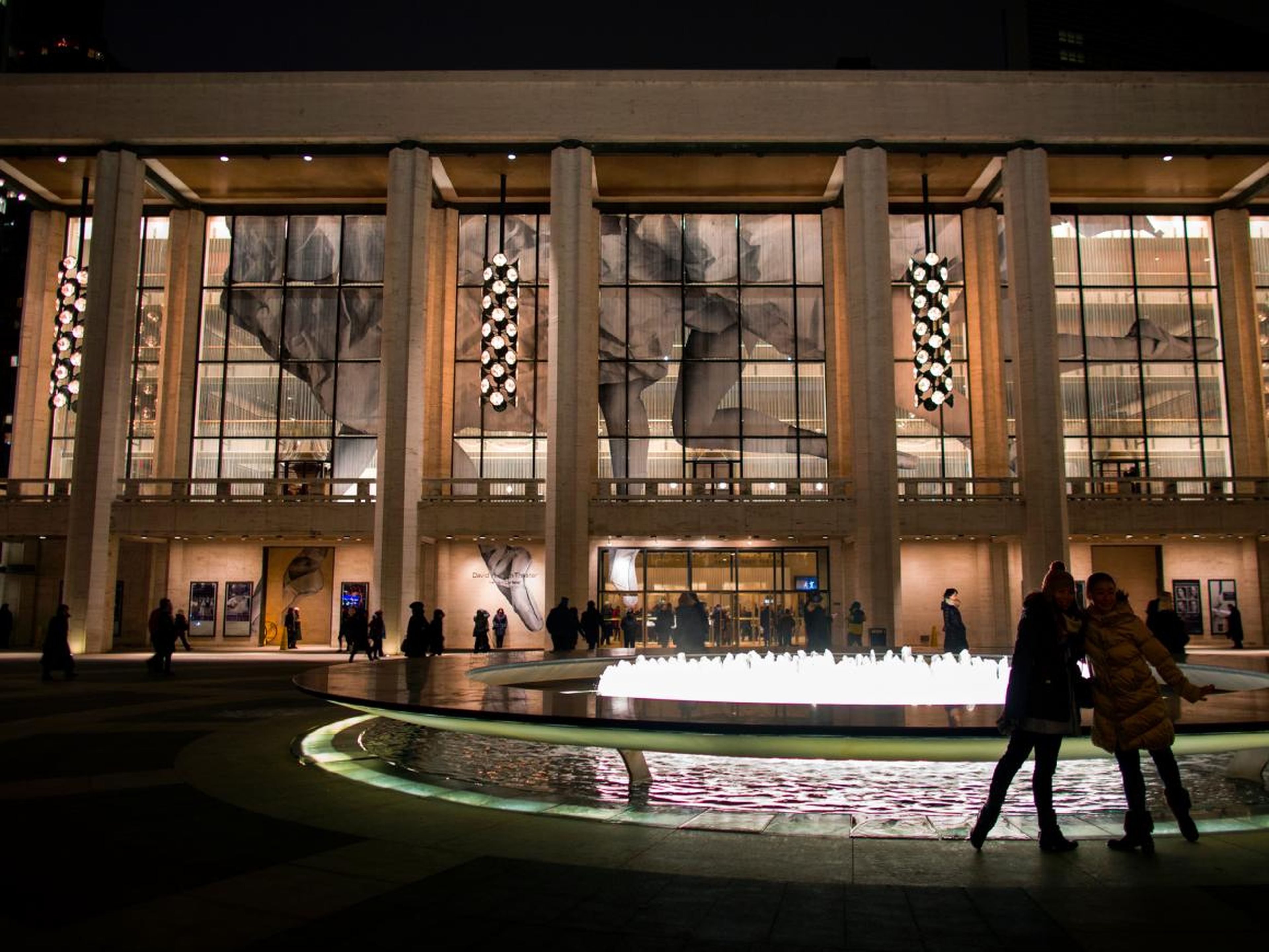 Parte de la gran instalación del artista nacido en Francia JR se ve en las ventanas del Teatro David H. Koch en el Lincoln Center en 2014.