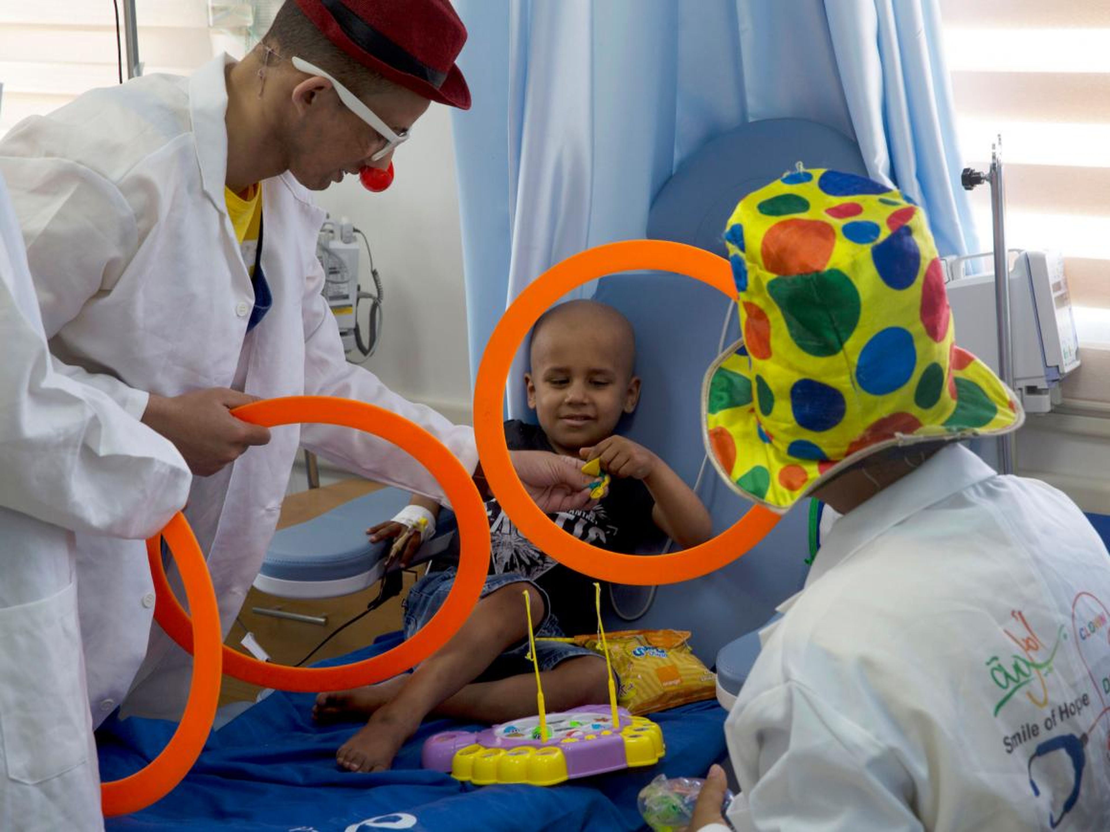 Payasos entretienen a niños enfermos en la sala de cáncer del Hospital Al-Rantisi en la ciudad de Gaza el domingo 2 de junio de 2019.