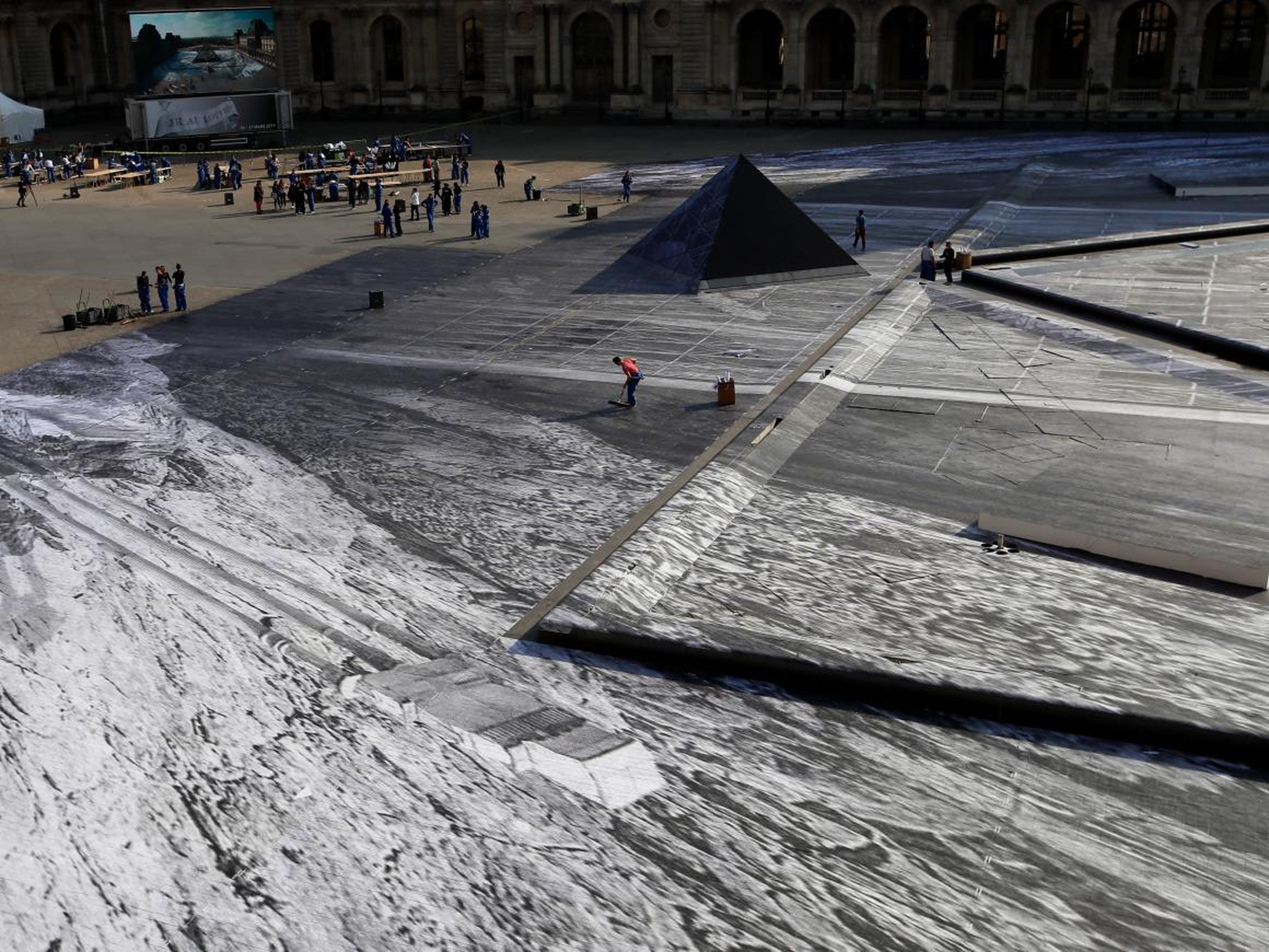 El patio del Museo del Louvre con el collage de JR en 2019.