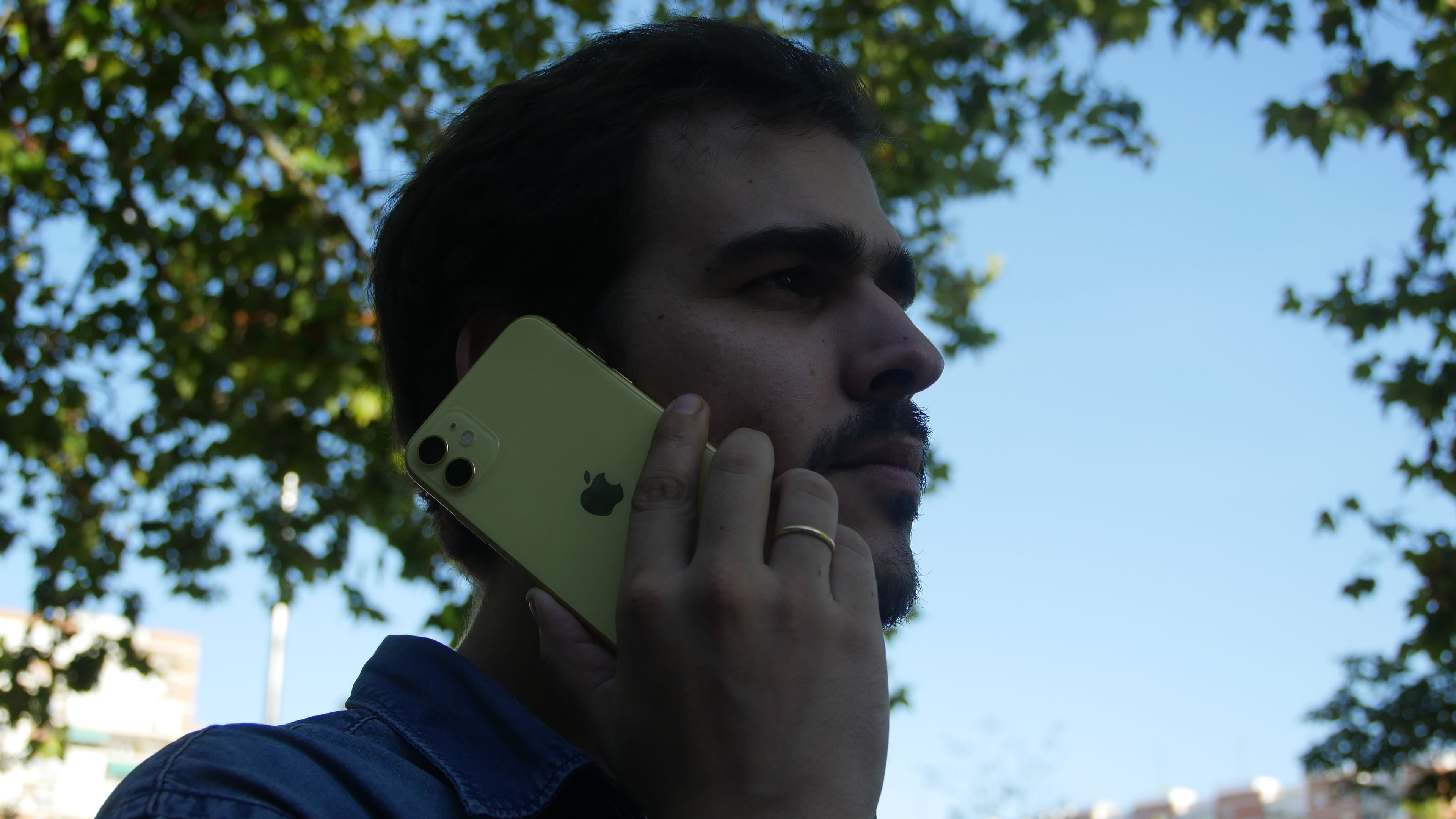 Un hombre llamando por teléfono con el iPhone 11