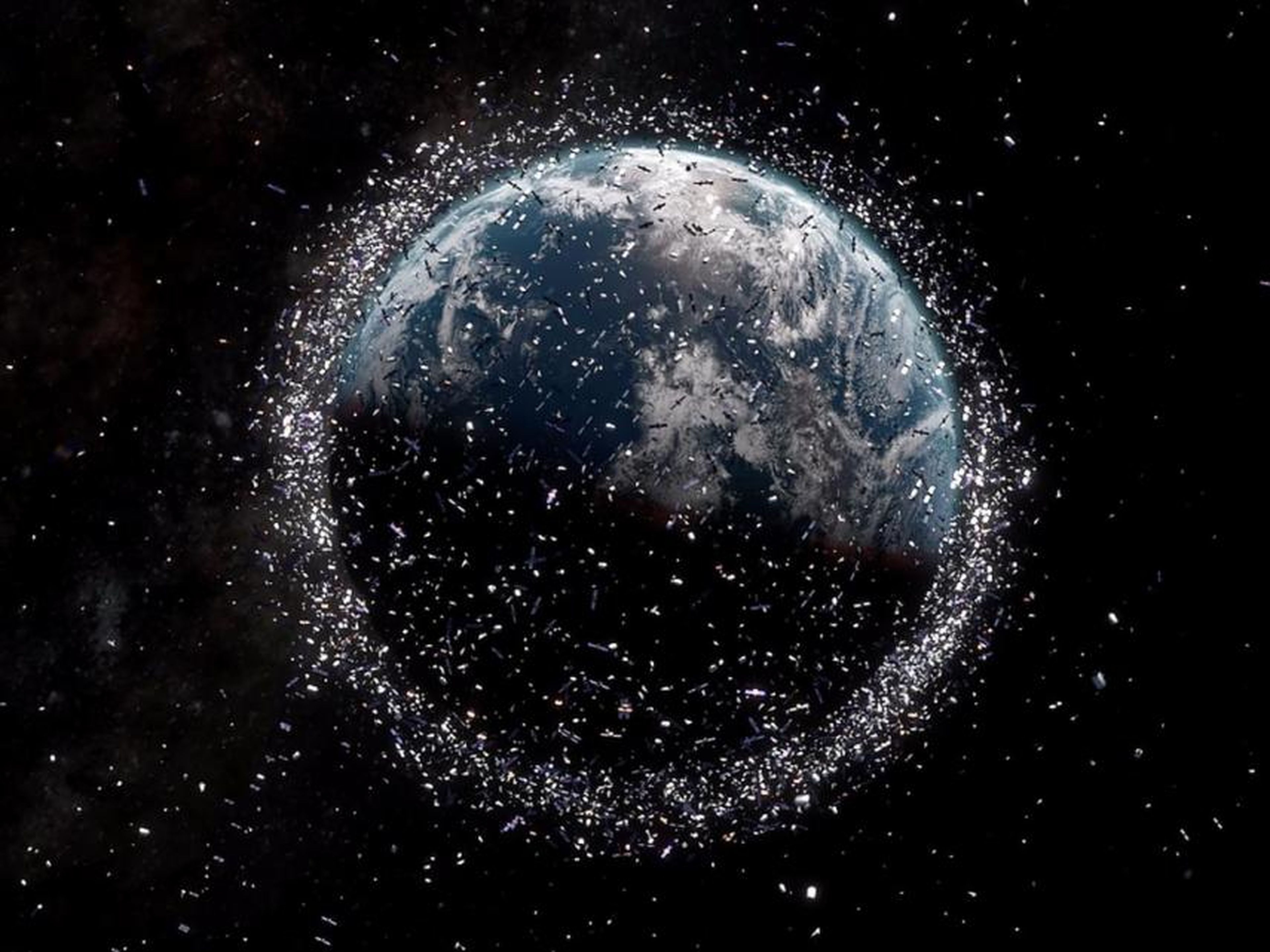 Una ilustración de basura espacial. Los satélites y los escombros no están a escala.