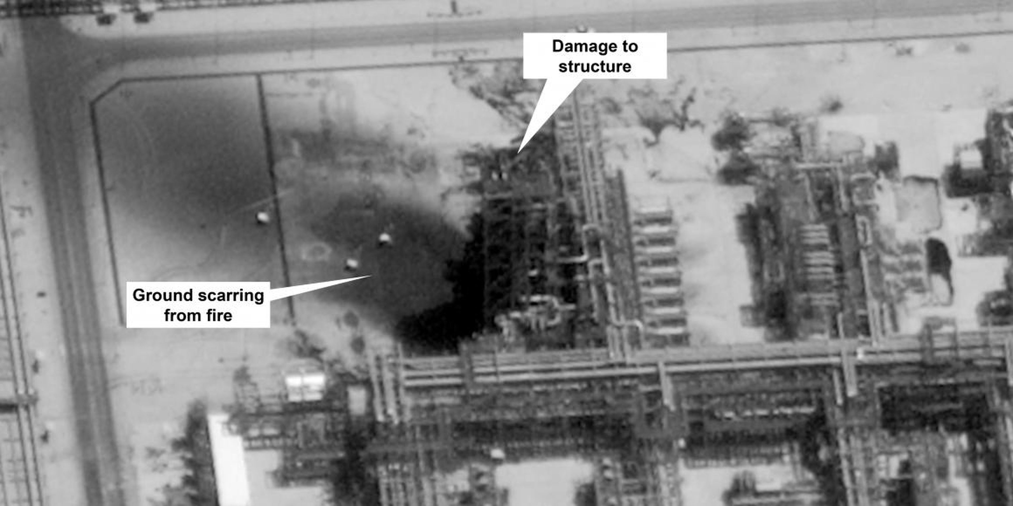 Esta imagen proporcionada el domingo 15 de septiembre de 2019 por el gobierno de Estados Unidos y DigitalGlobe y confirmada por la fuente, muestra daños en la infraestructura del campo petrolero Kuirais de Saudi Aramco en Buqyaq, Arabia Saudí.