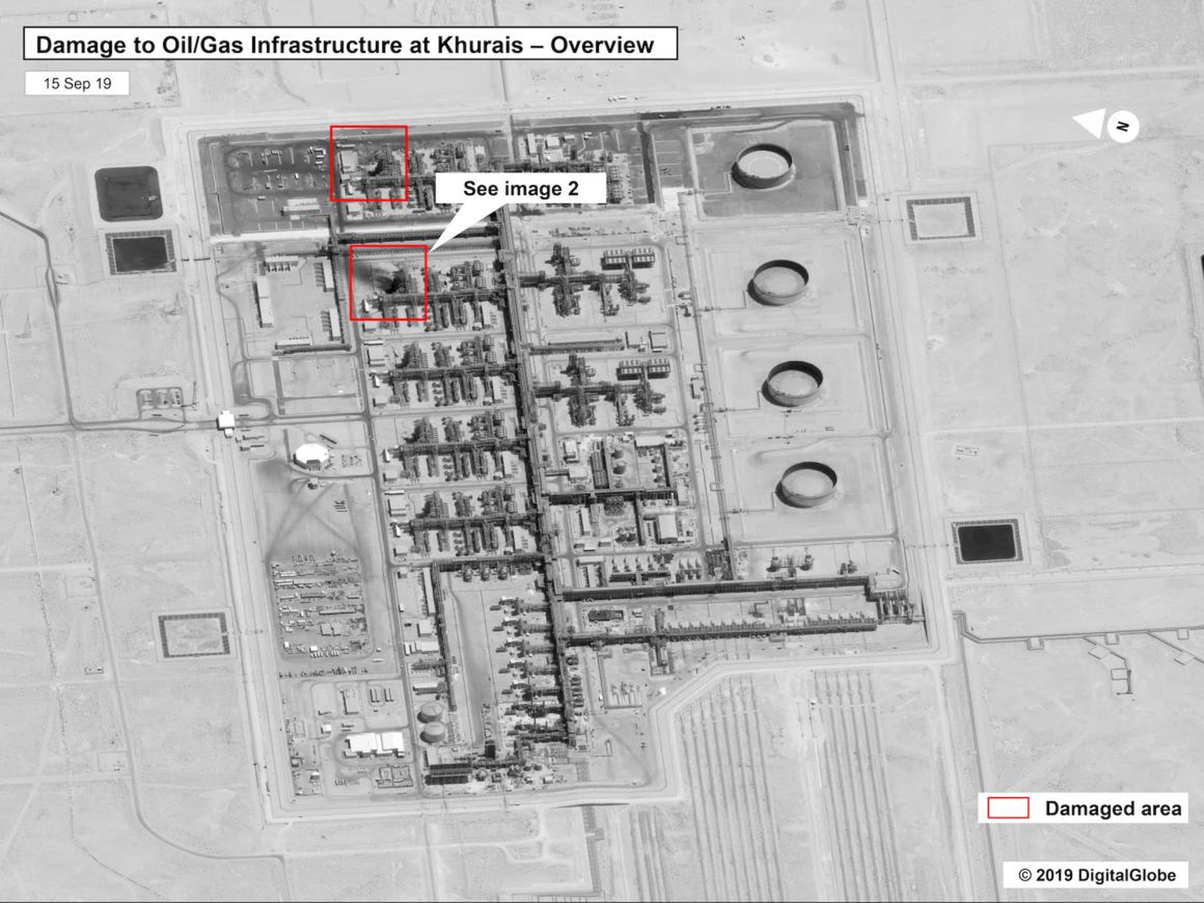 Esta imagen proporcionada el domingo por el gobierno de los Estados Unidos y DigitalGlobe y anotada por la fuente, muestra daños en la infraestructura del campo petrolero Khurais de Saudi Aramco en Buqyaq, Arabia Saudí.