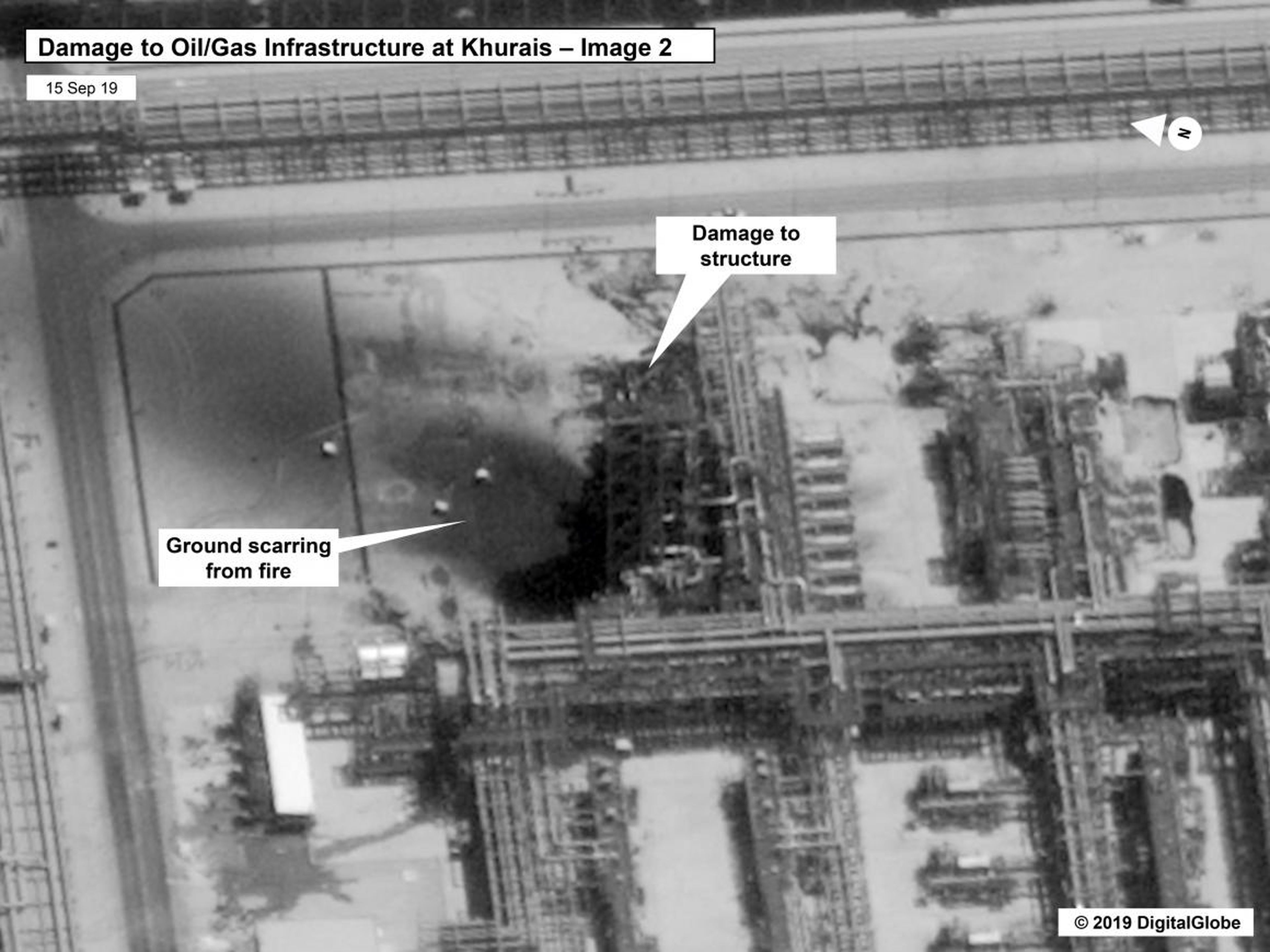 Esta imagen proporcionada el domingo por el gobierno de los Estados Unidos y DigitalGlobe, muestra el daño en la infraestructura en la planta de petróleo de Khurais de Saudi Aramco en Buqyaq, Arabia Saudí.