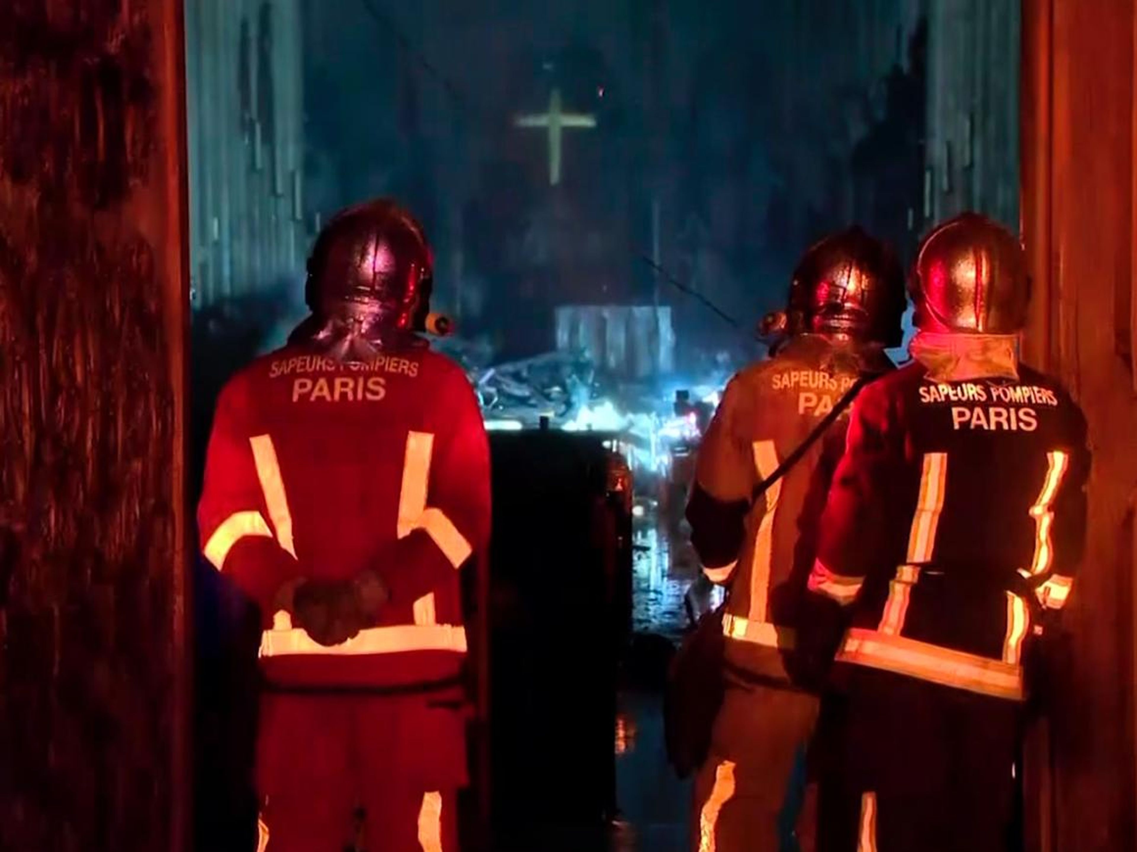 En esta imagen tomada de un vídeo de France Television, los bomberos entran en una sala dañada por el fuego dentro de la catedral de Notre Dame, en París, el 15 de abril de este año.