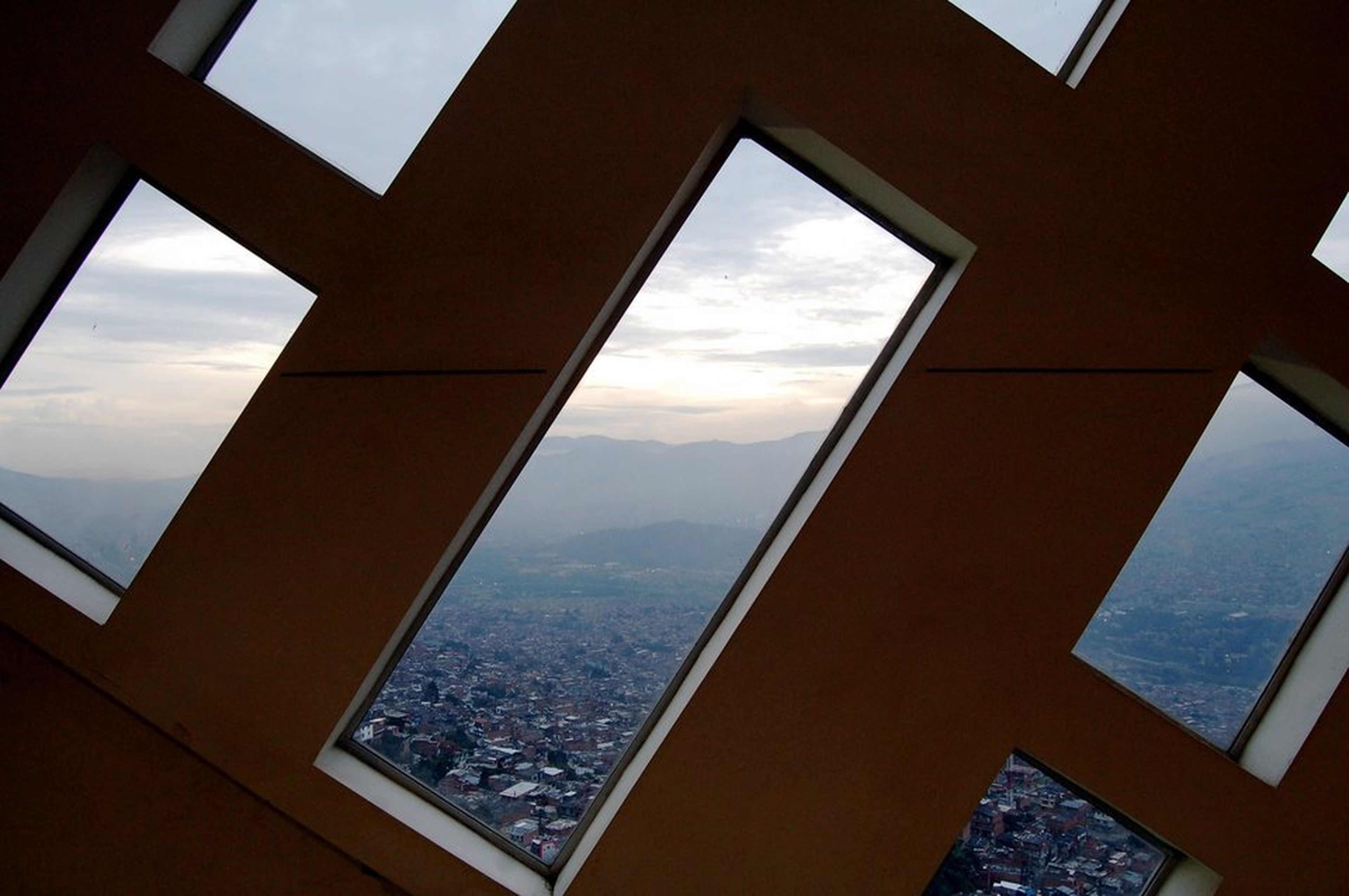 Desde el interior de la biblioteca, en el barrio de Santo Domingo Savio, la vista de toda la ciudad de Medellín es impactante.