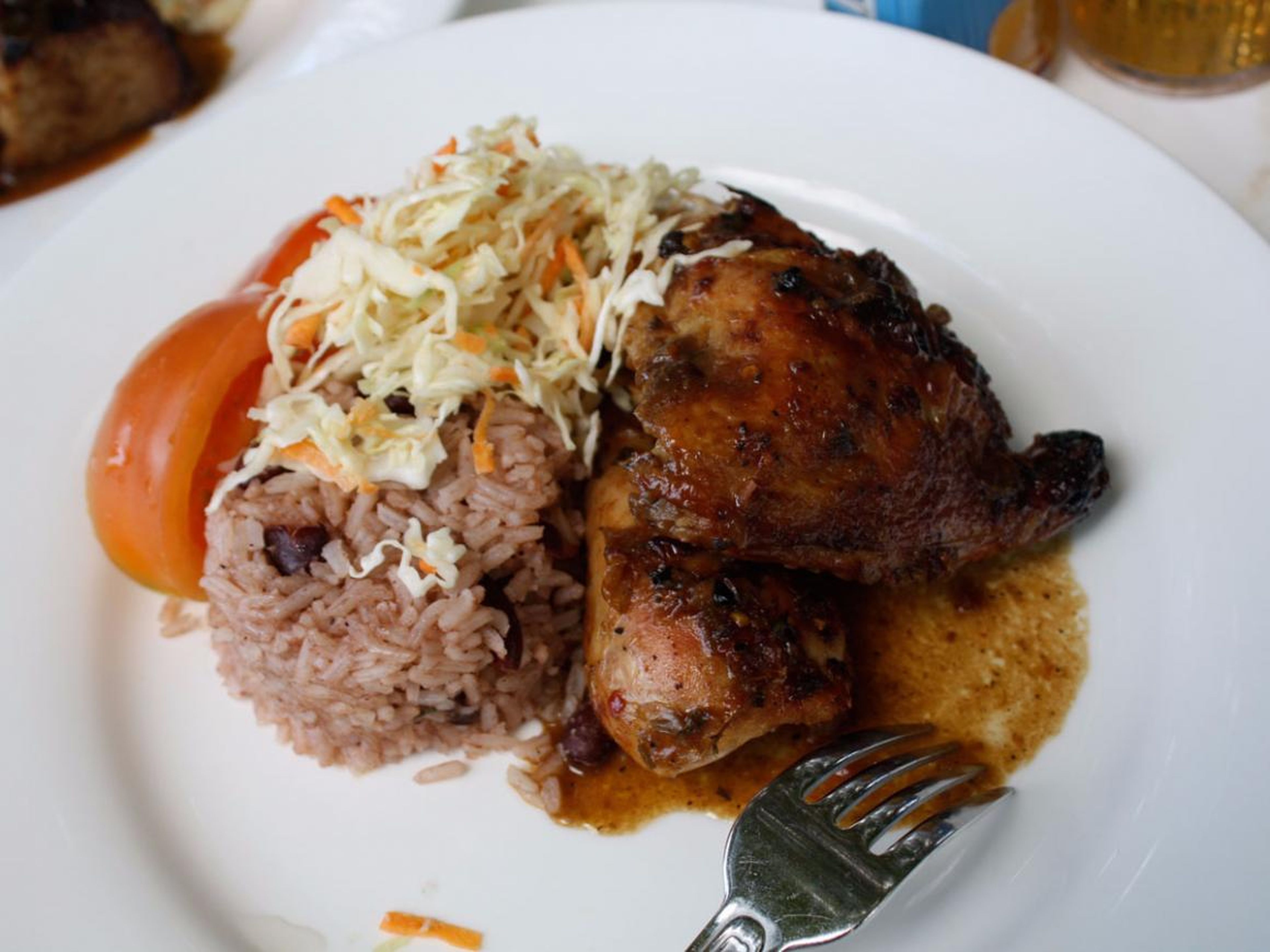 El plato jamaicano de pollo a la brasa, con arroz y guisantes.