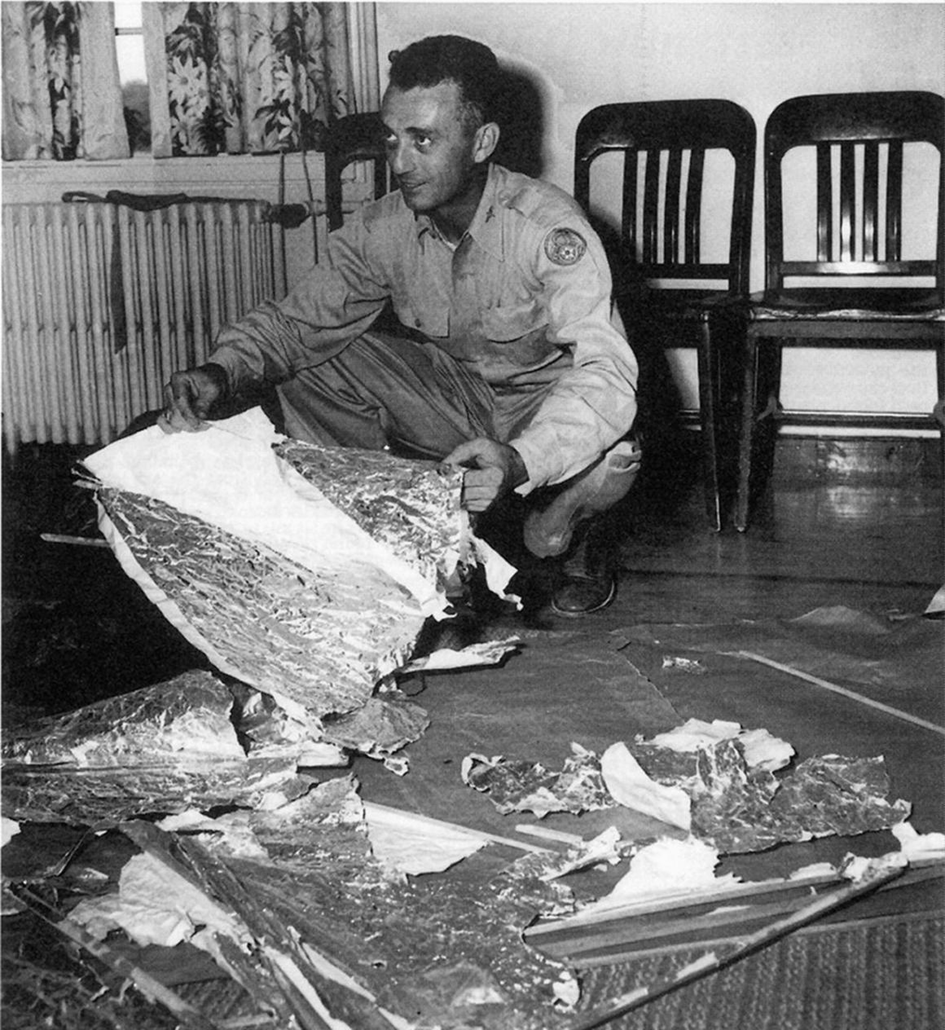 Jesse Marcel, un oficial de Inteligencia de la Fuerza Aérea local, que inicialmente investigó y recuperó los restos de Roswell en 1947.