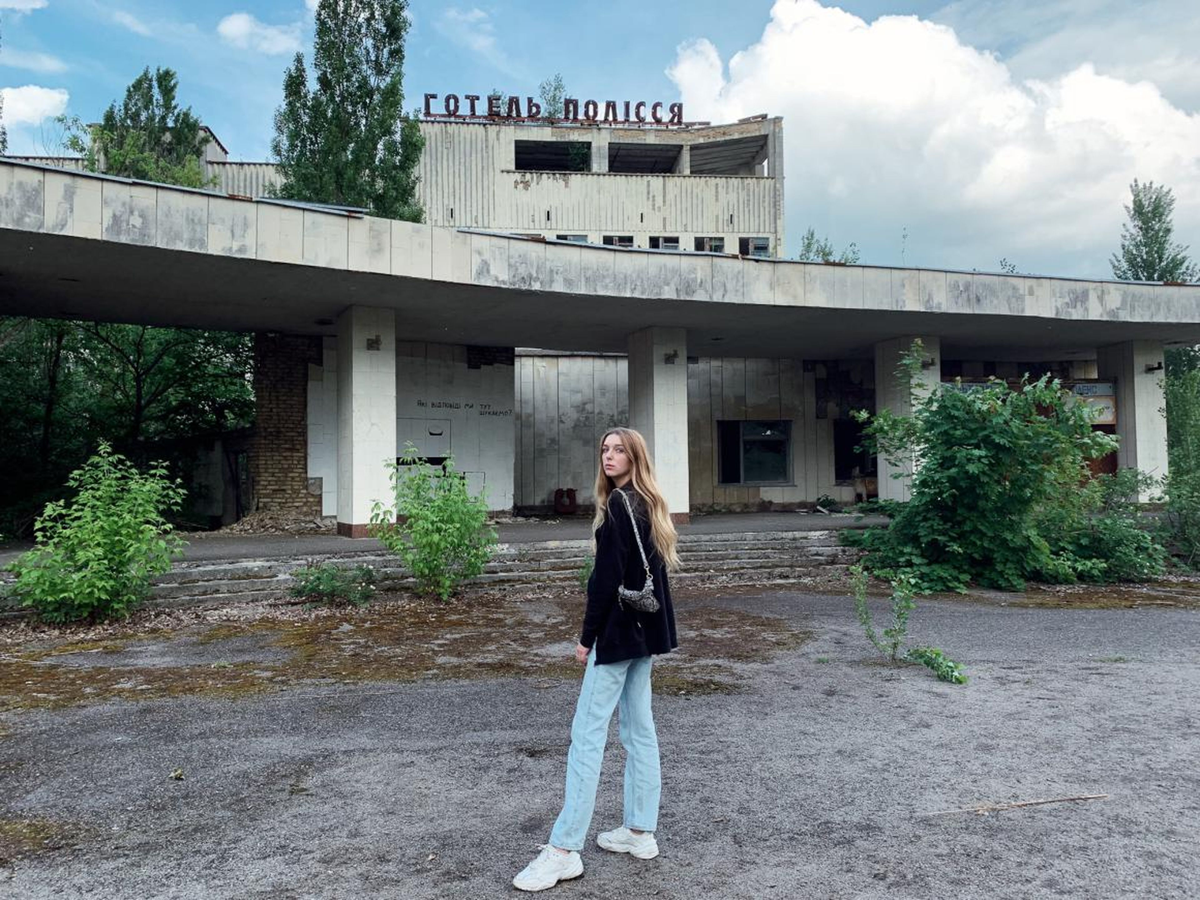 Czub frente a un edificio abandonado en Pripyat.
