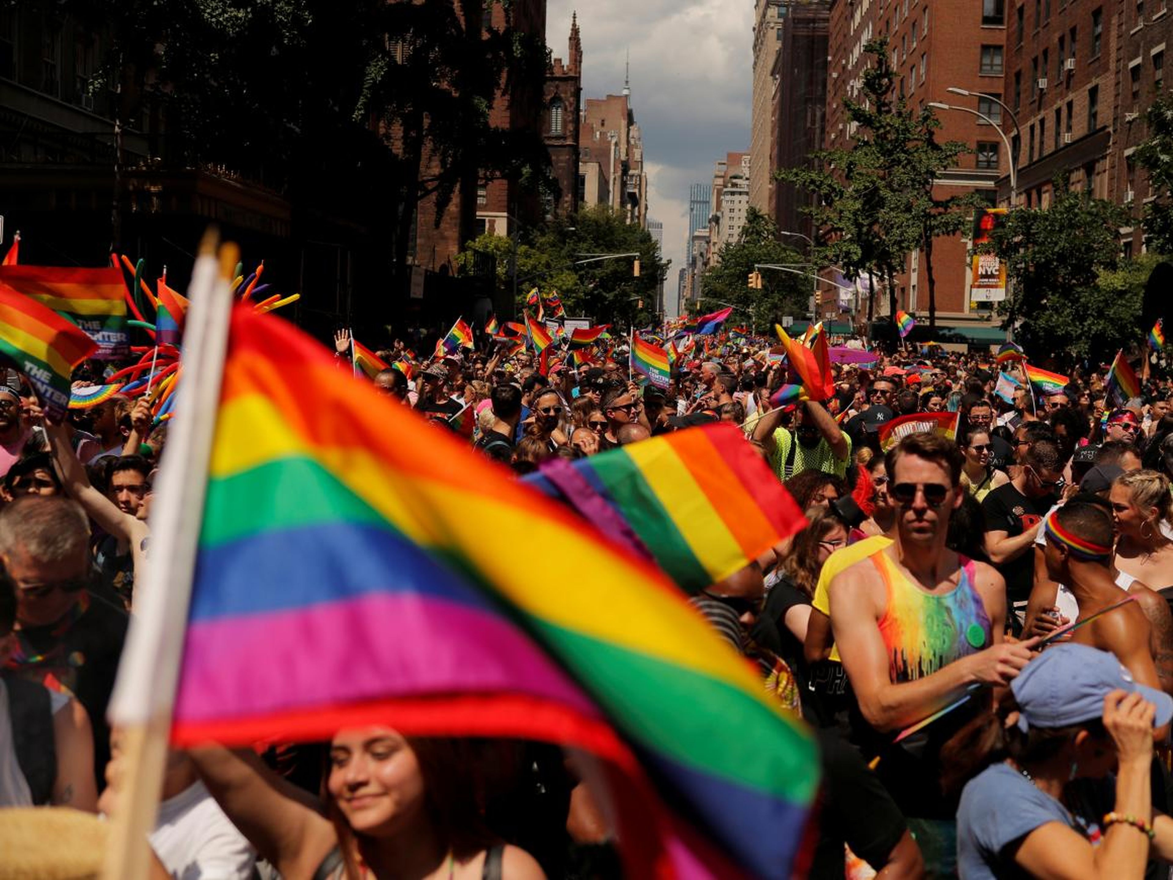 Los manifestantes caminan por la 5ª Avenida mientras participan en el 50º Desfile de Orgullo LGBTQ 2019 World Pride NYC y Stonewall en Nueva York.