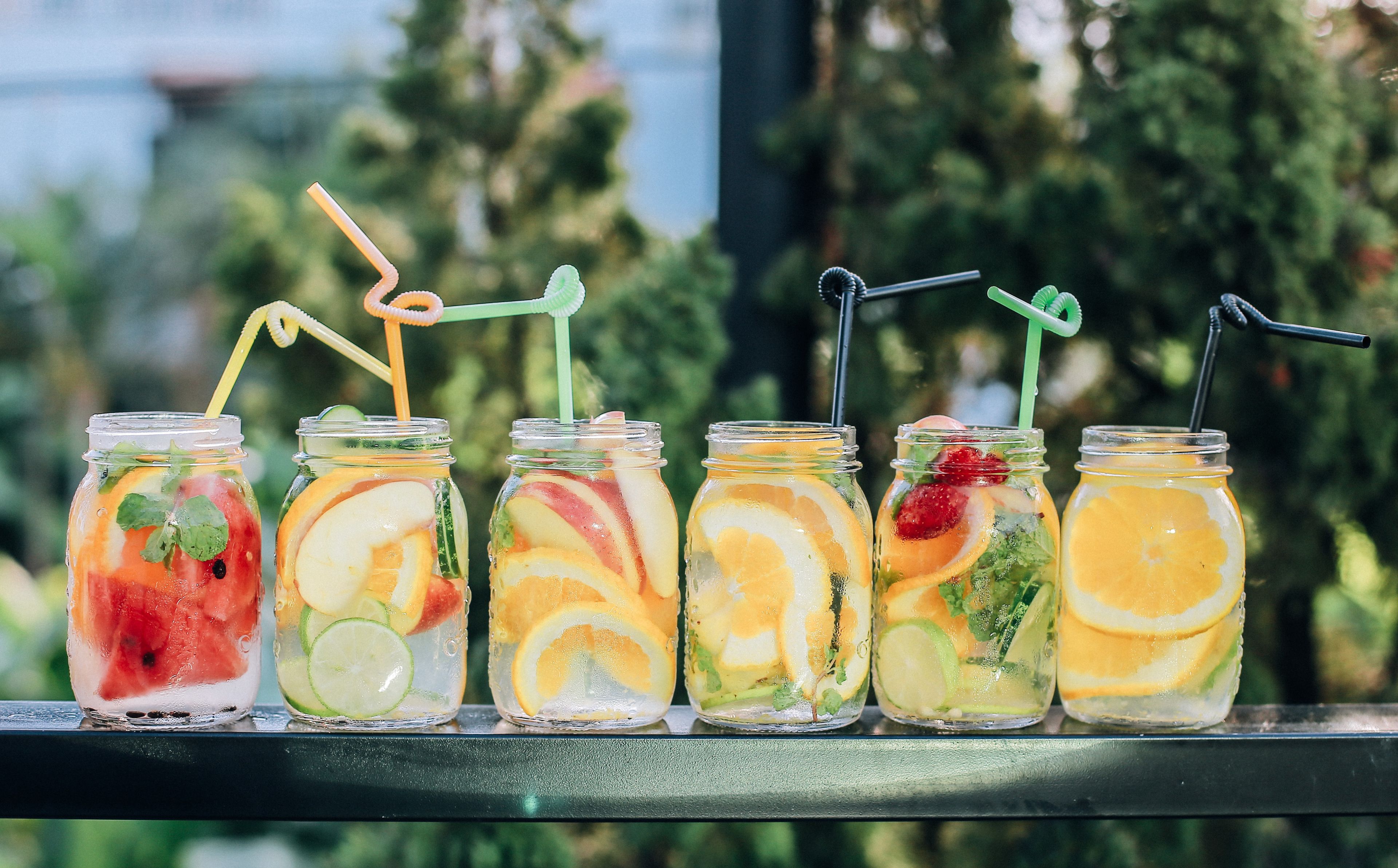 limonada y otras bebidas de agua con frutas