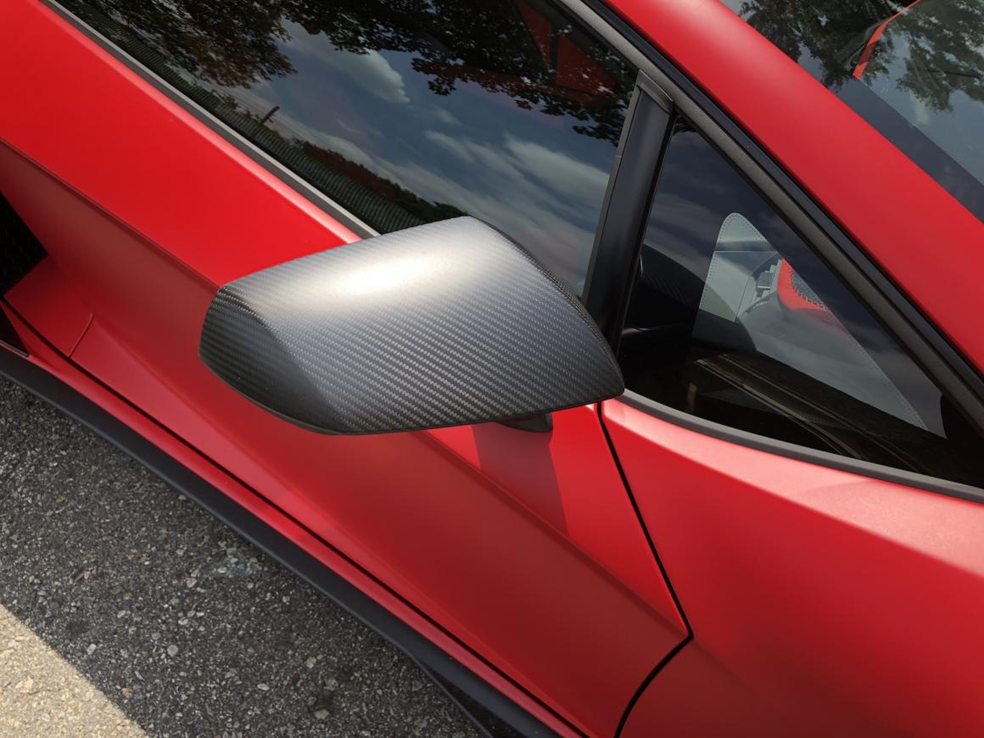 Un poco más de fibra de carbono no hace daño, ¿verdad? El Lamborghini Aventador SVJ lo tiene hasta en los espejos.