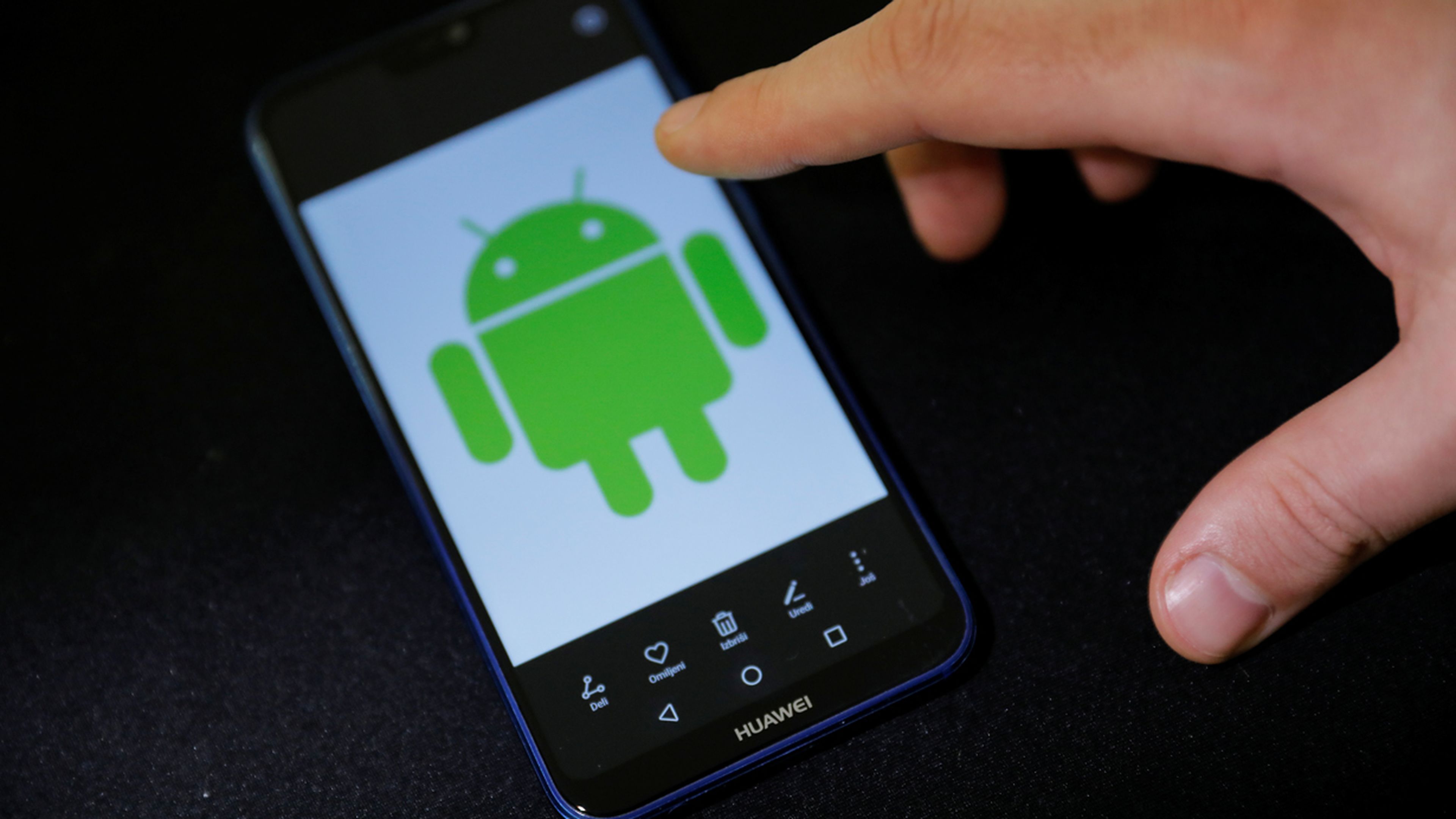 Logotipo de Android en teléfono móvil de Huawei