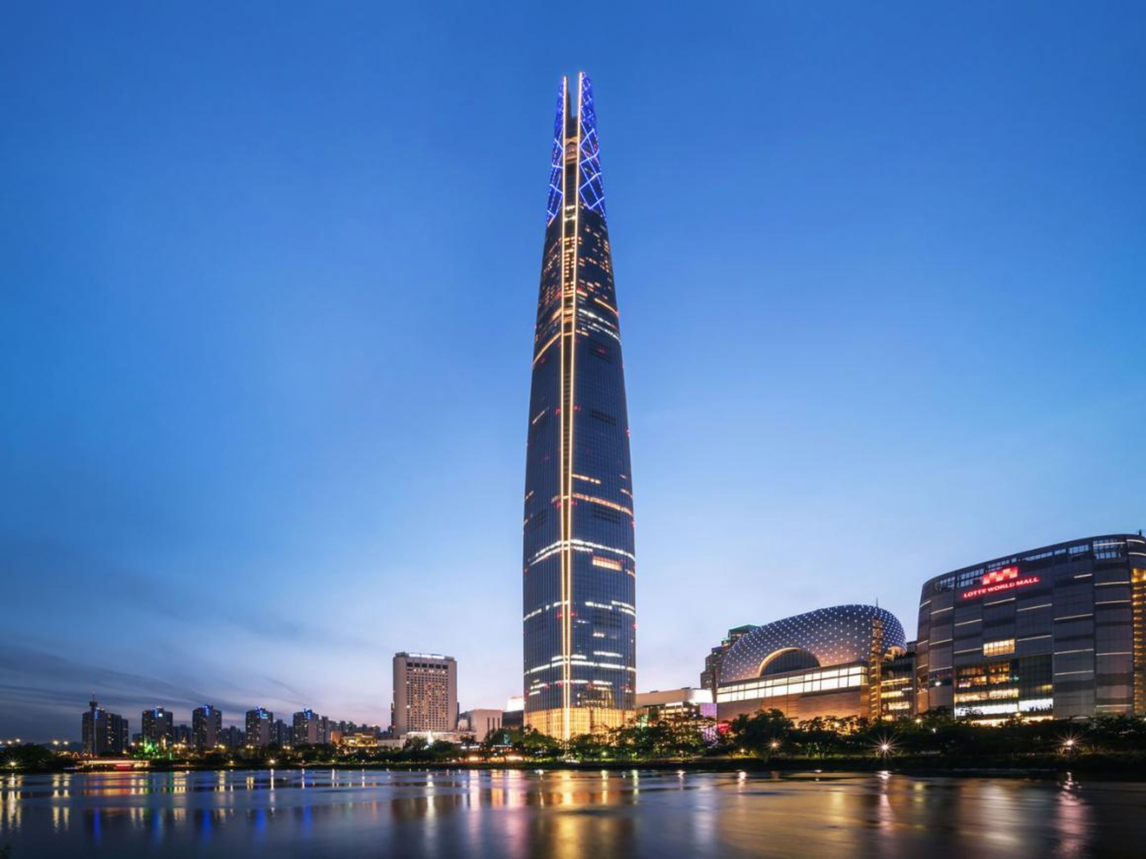 Lotte World Tower en Seúl, Corea del Sur.