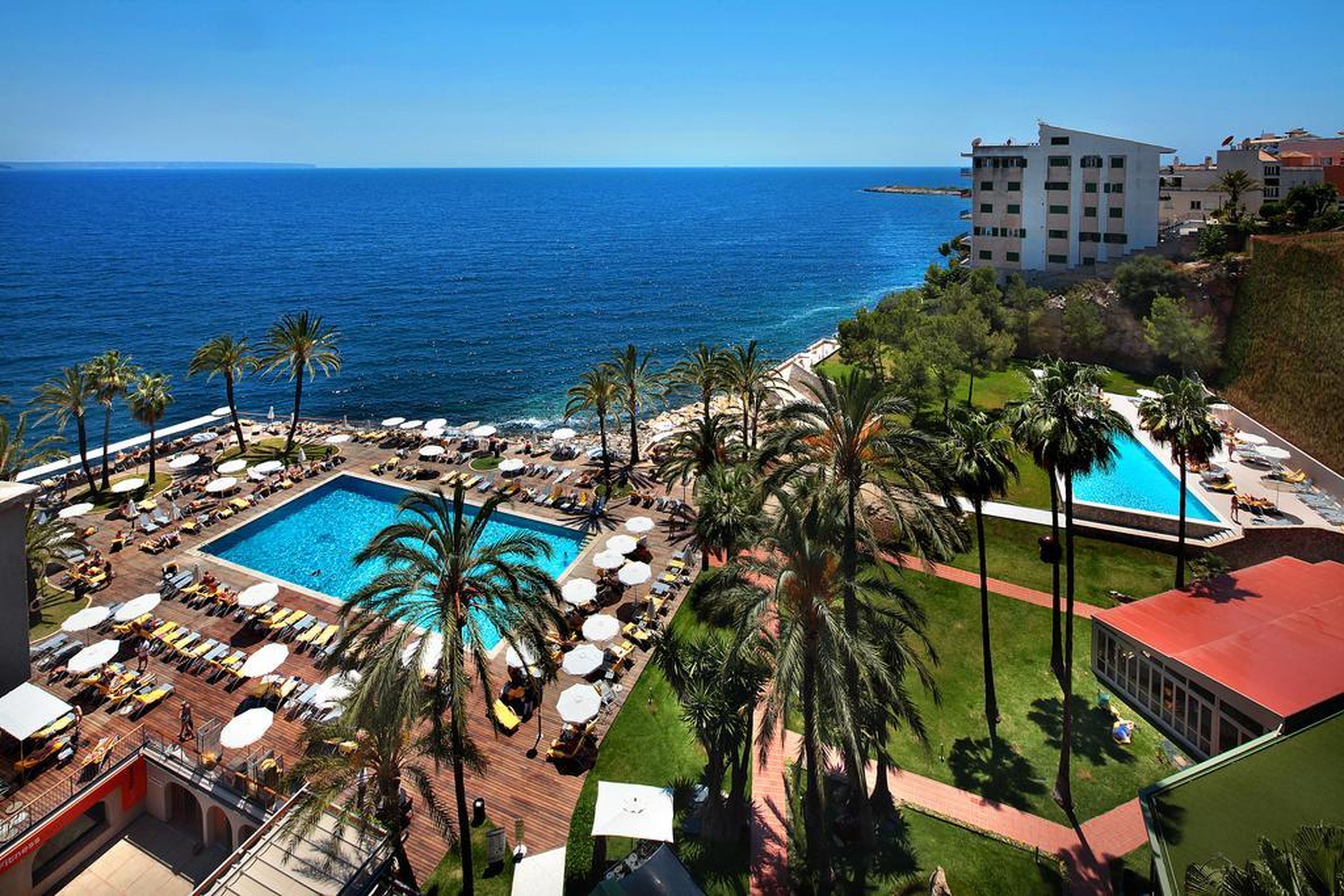 Elegir entre piscina o playa debería ser la decisión más difícil cuando un hotel cuesta menos de 100€ por noche.