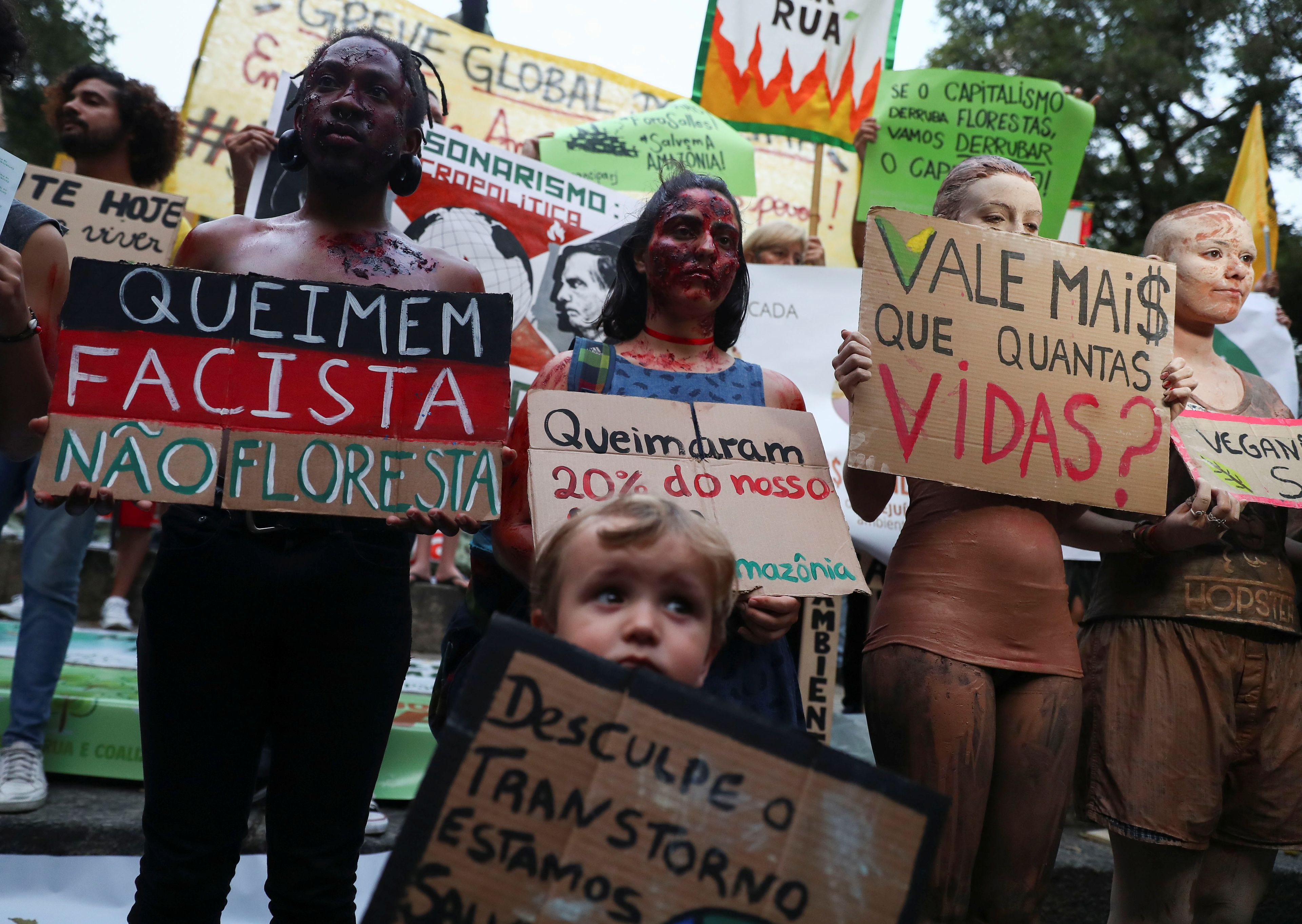 Protestantes en la Marcha por el Clima que está teniendo lugar en Río de Janeiro