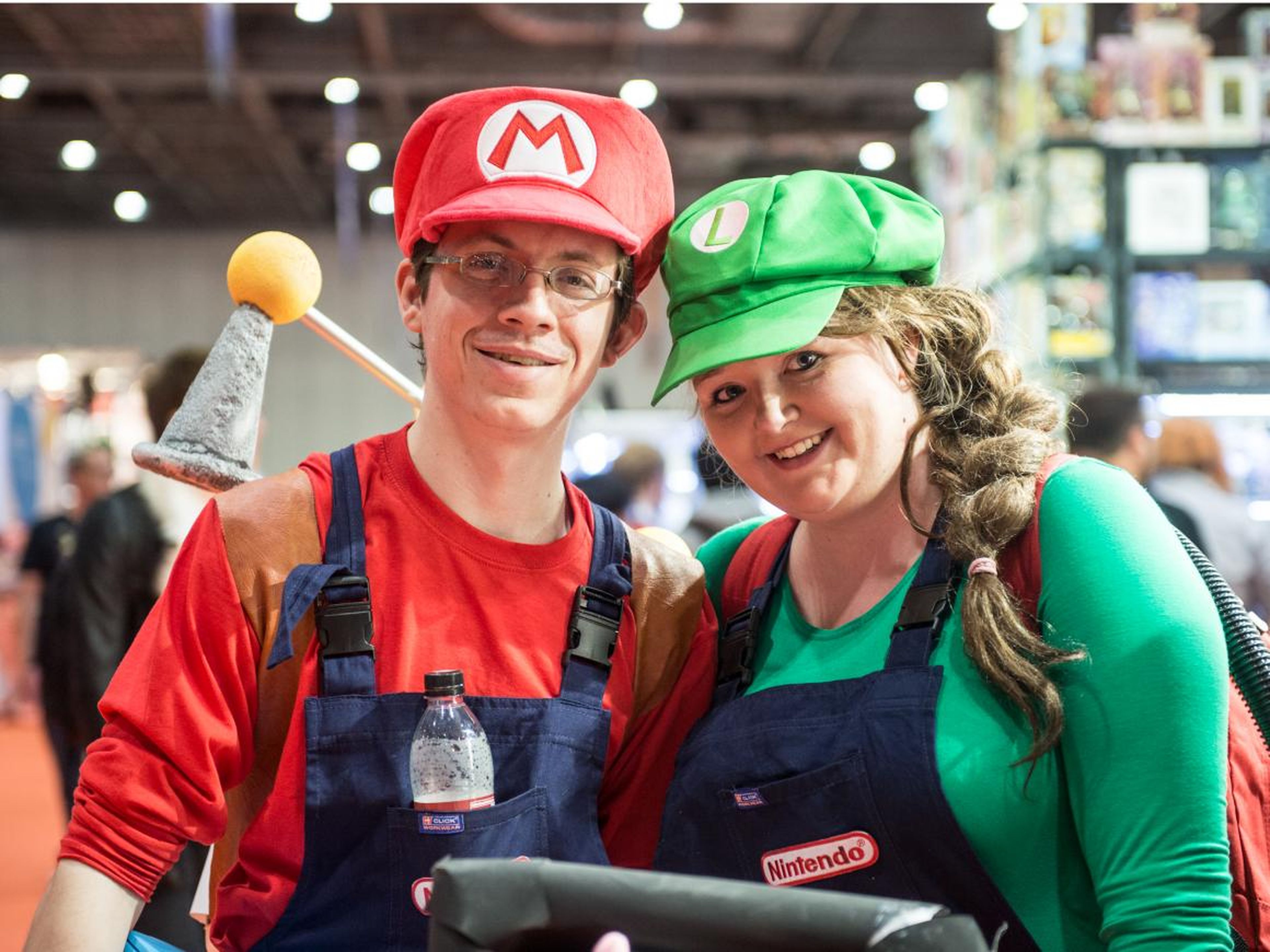 Los cosplayers de Super Mario Bros en MCM London Comic Con (2016).